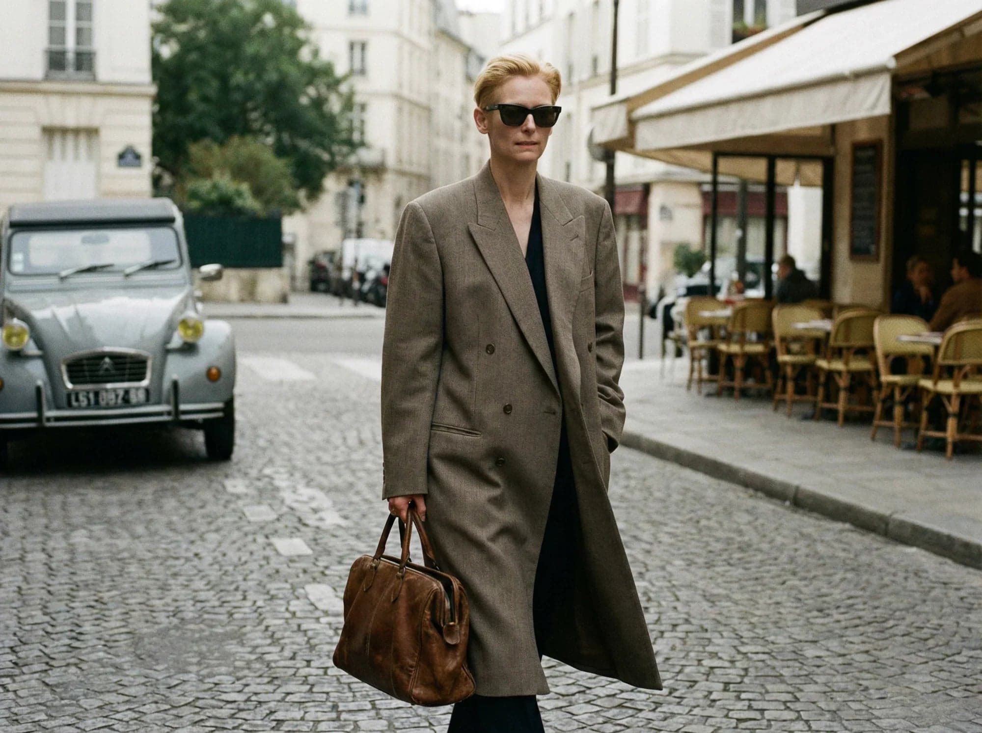 Tilda Swinton en robe élégante en matières nobles pour une allure intemporelle