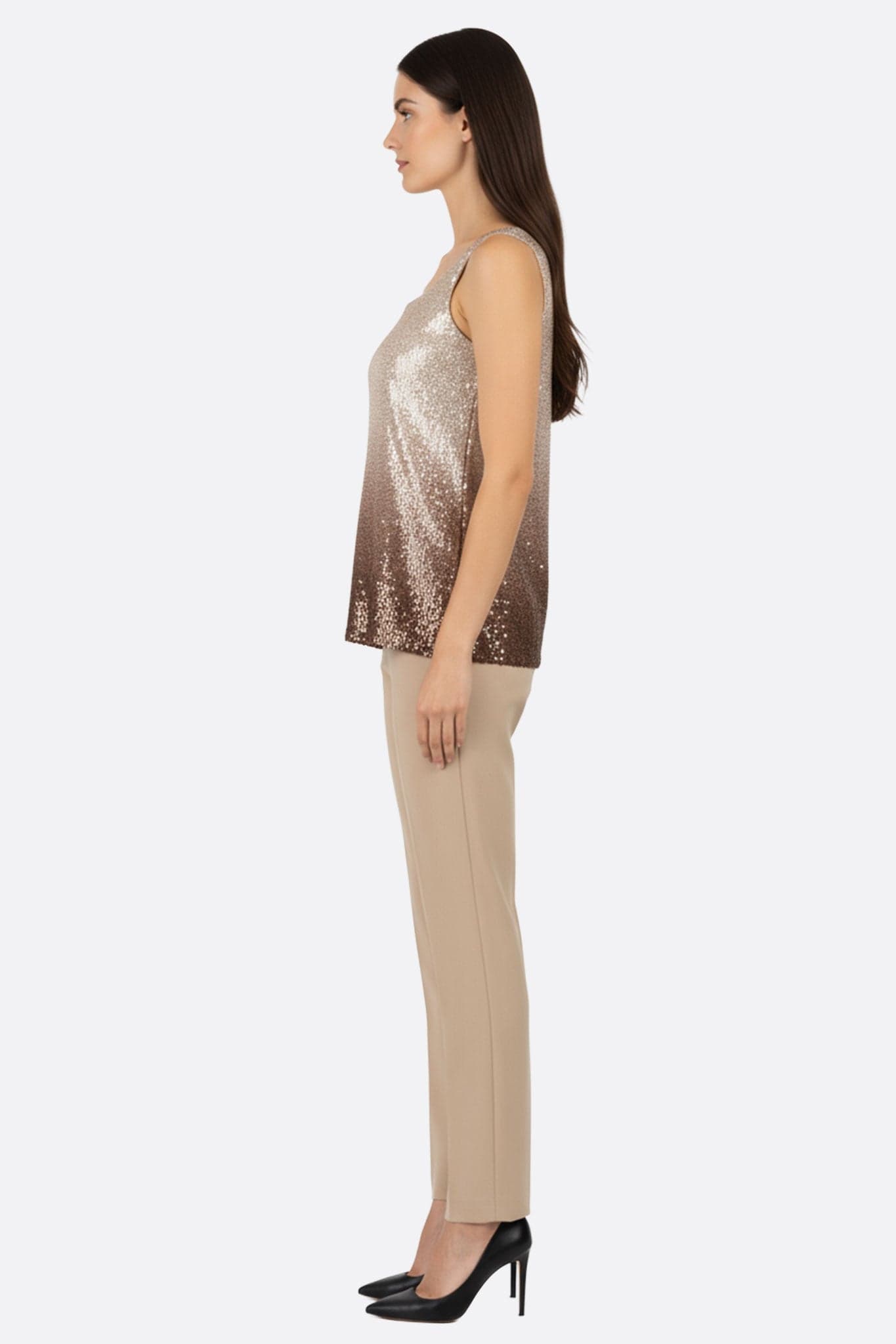 Detail of the shimmering beige top with golden sequins, a modern piece for sophisticated style at festive events.