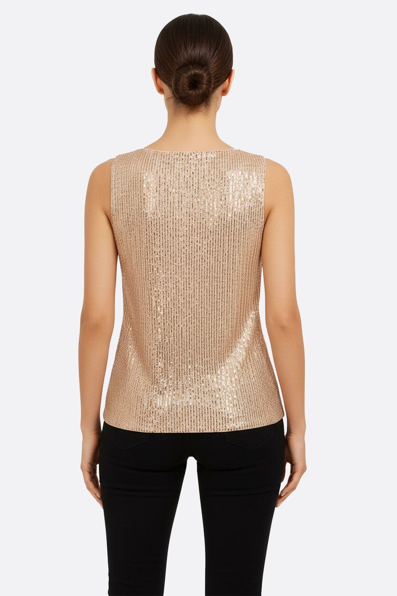 Détail du top beige à sequins, sans manches, parfait pour une tenue sophistiquée et lumineuse lors d'une soirée glamour.