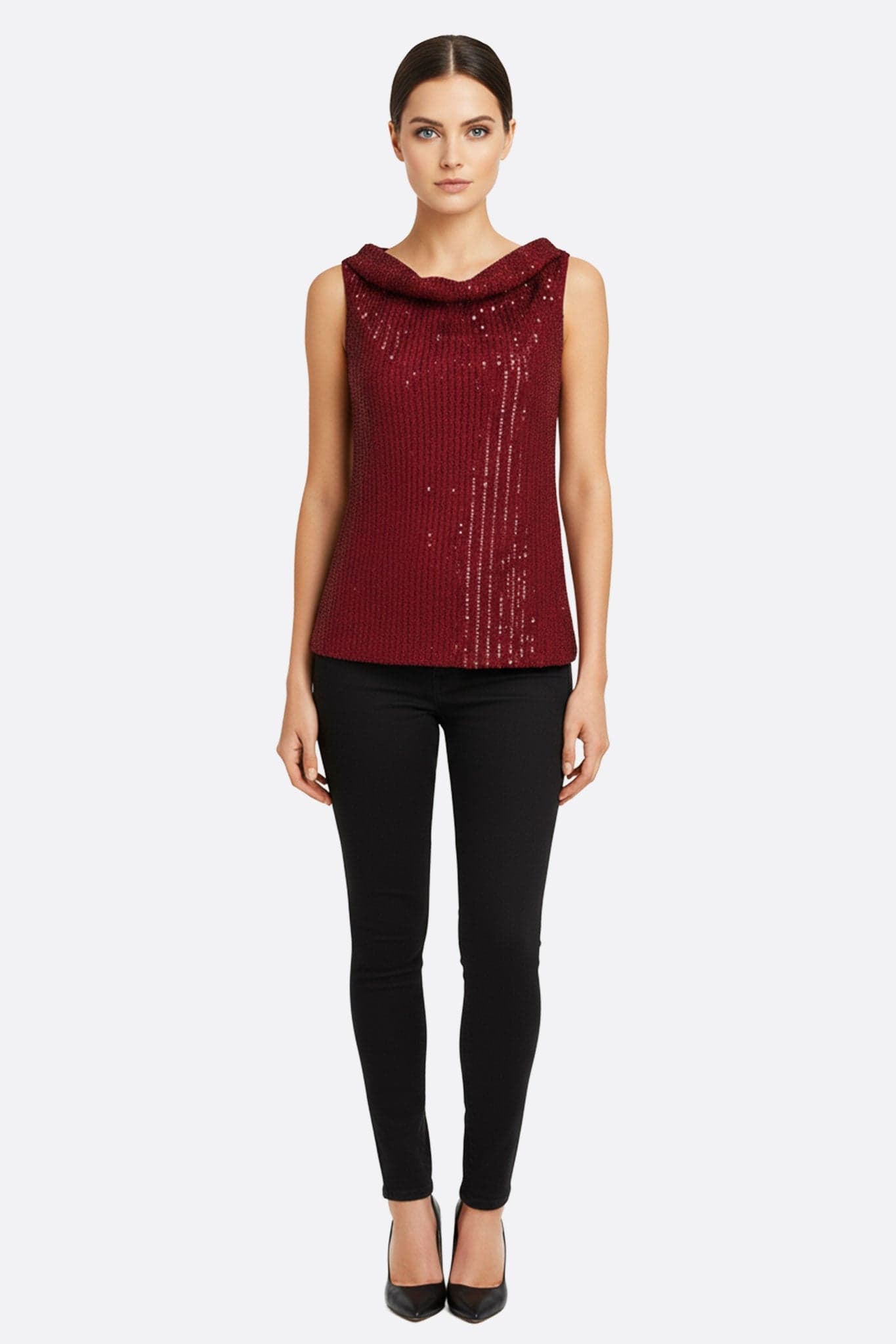Détail du top bordeaux à sequins, mettant en avant son éclat et sa texture raffinée, idéal pour un look sophistiqué.
