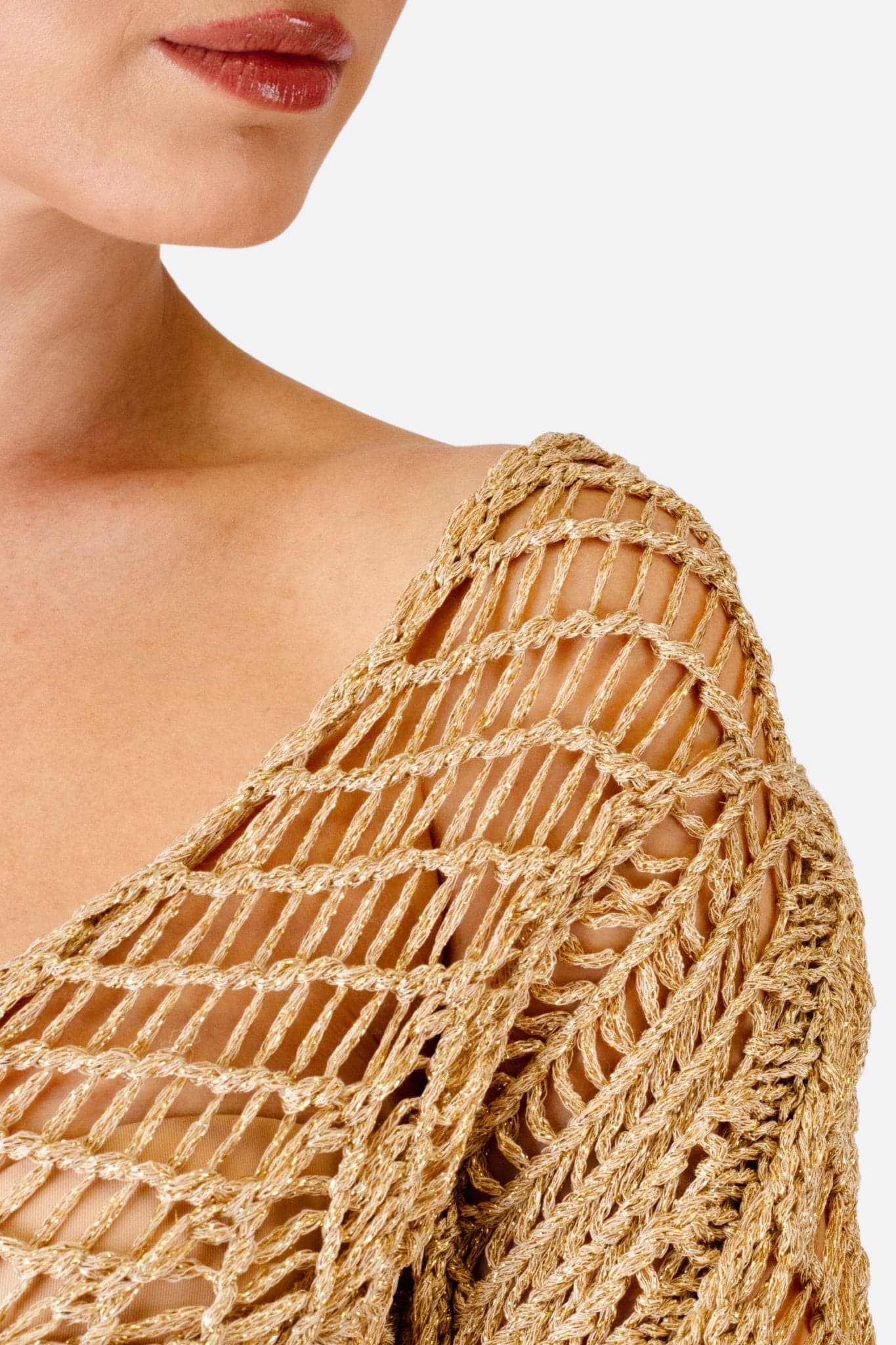 Perspectiva alternativa del top de crochet calado beige, resaltando su encanto chic y su ligereza, perfecta para el verano.