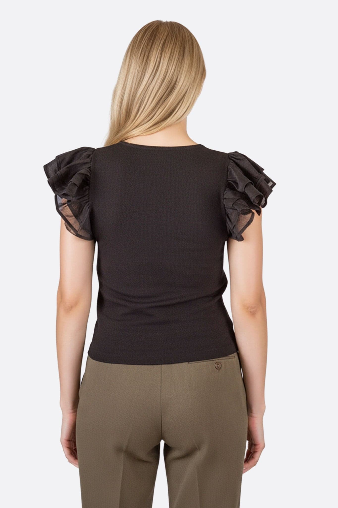 Detail of the flounced sleeves of a black chiffon top, ideal for a refined style every day or in the evening.