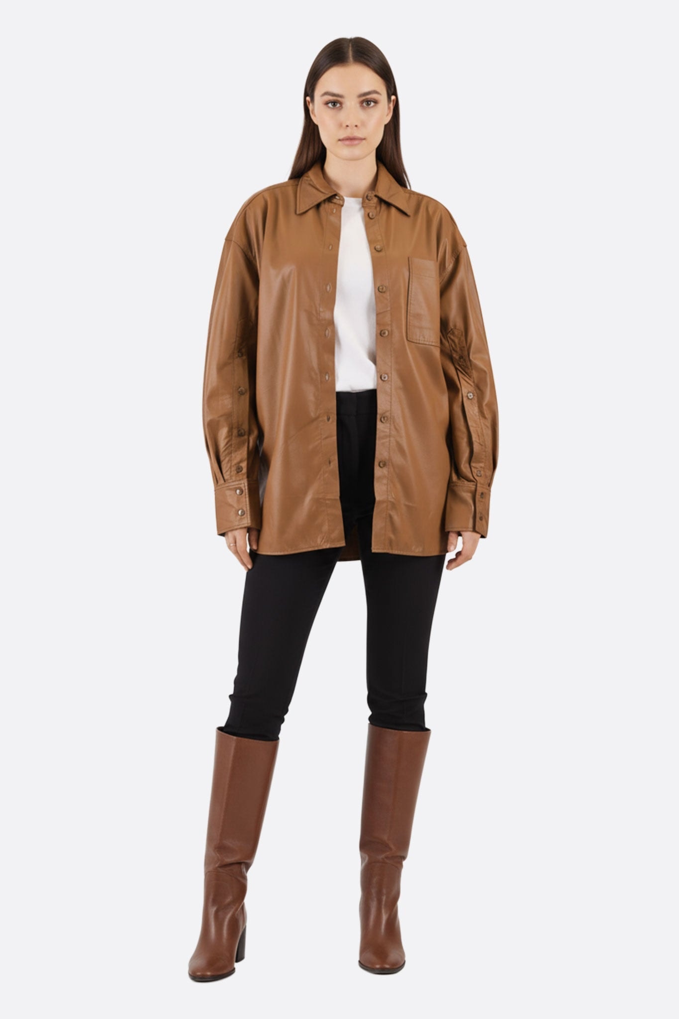 Détail de la veste-chemise oversize en similicuir marron, une pièce moderne et raffinée pour un look décontracté et élégant.