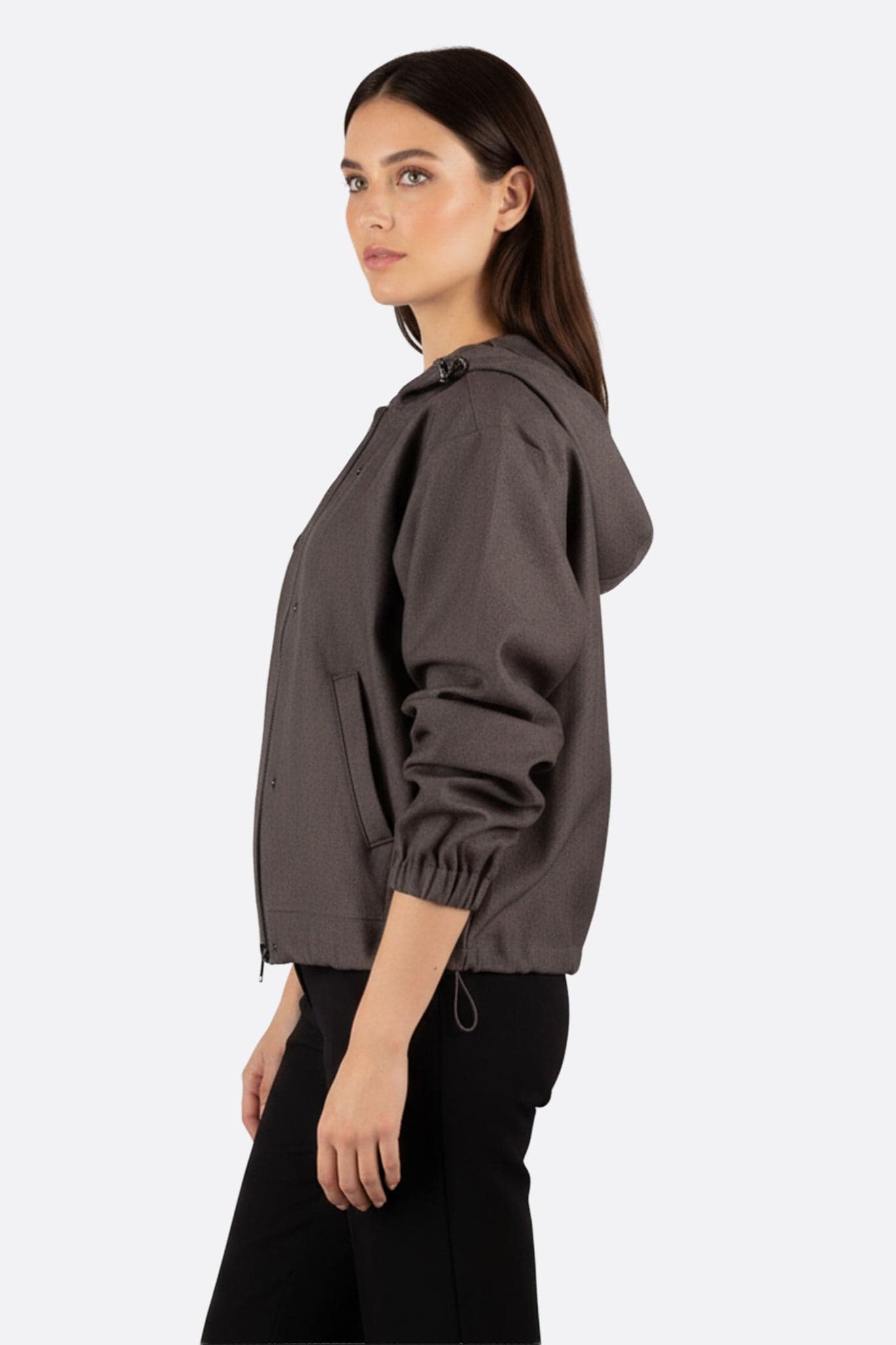 Giacca sportiva in tessuto grigio antracite, vista tre quarti che mette in risalto lo stile raffinato e il taglio funzionale per l'uso quotidiano.