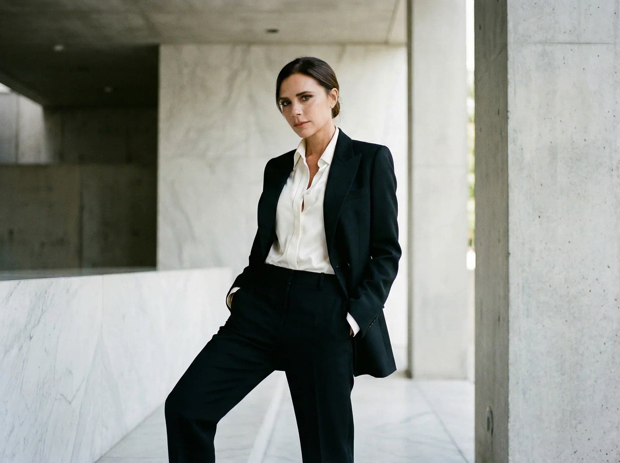 Victoria Beckham en style Misciano pose élégante