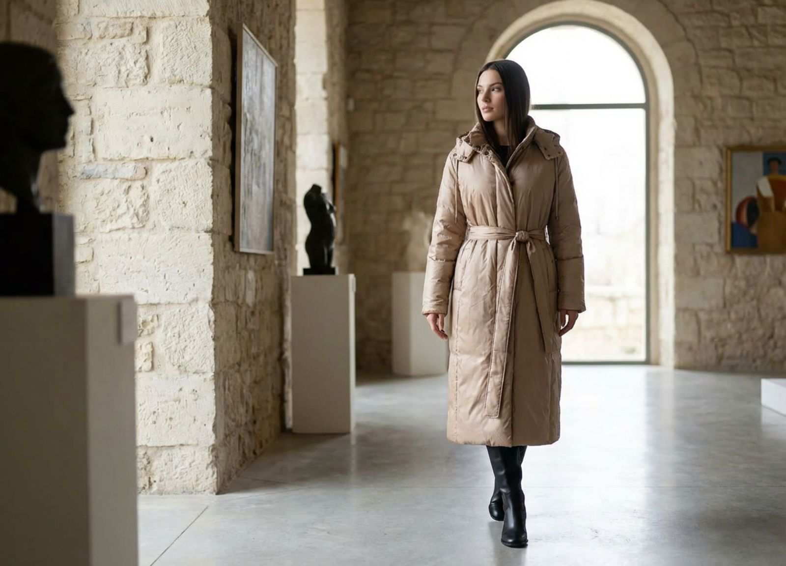 Длинная женская куртка-утеплитель класса люкс: длинная приталенная бежевую куртка Misciano как основополагающий элемент гардероба устойчивой элегантности