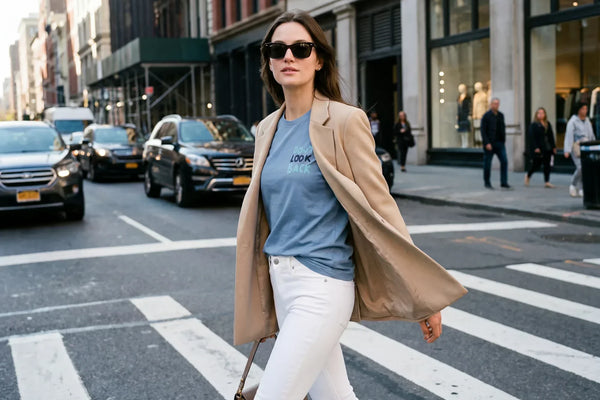 Искусство носить базовую женскую футболку с элегантностью