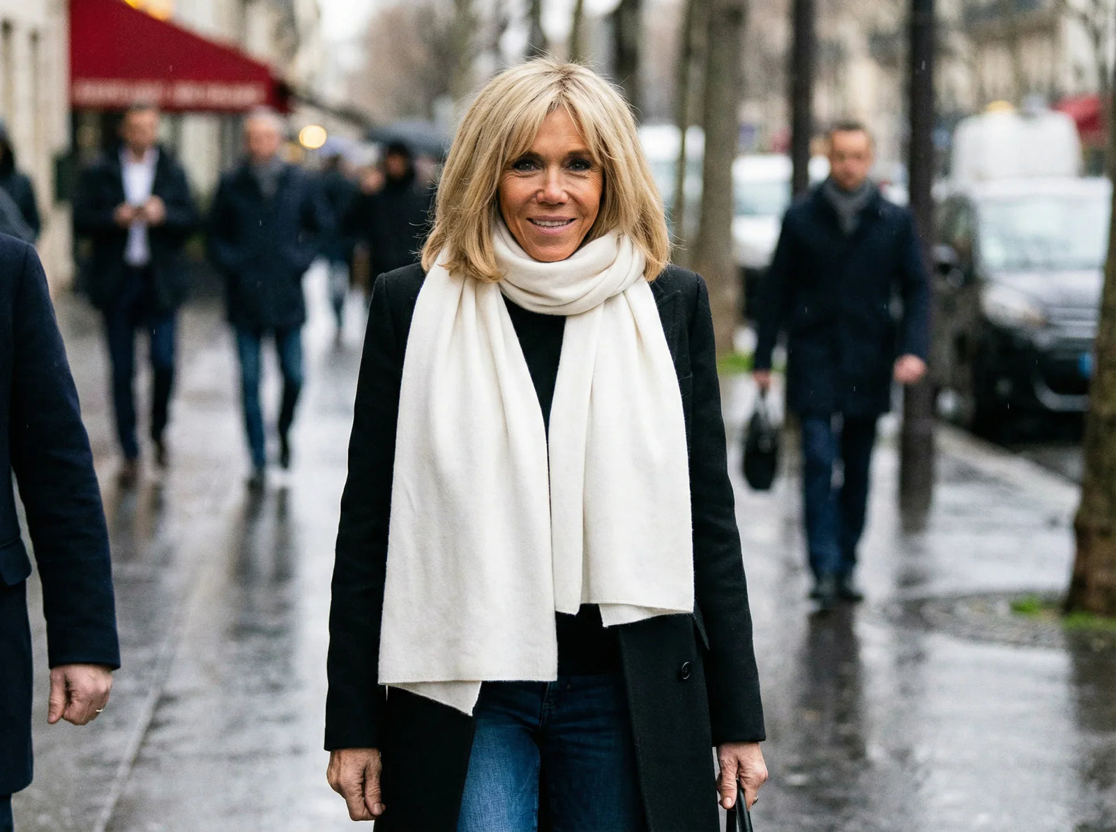 Die Kunst der Accessoires, um Ihre Eleganz à la Brigitte Macron zu erhöhen