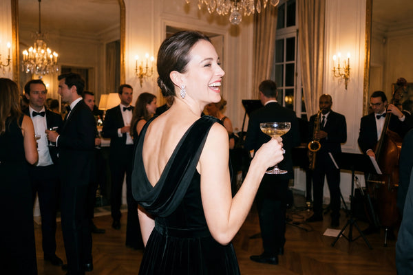 Robe noire élégante femme : guide complet 2026