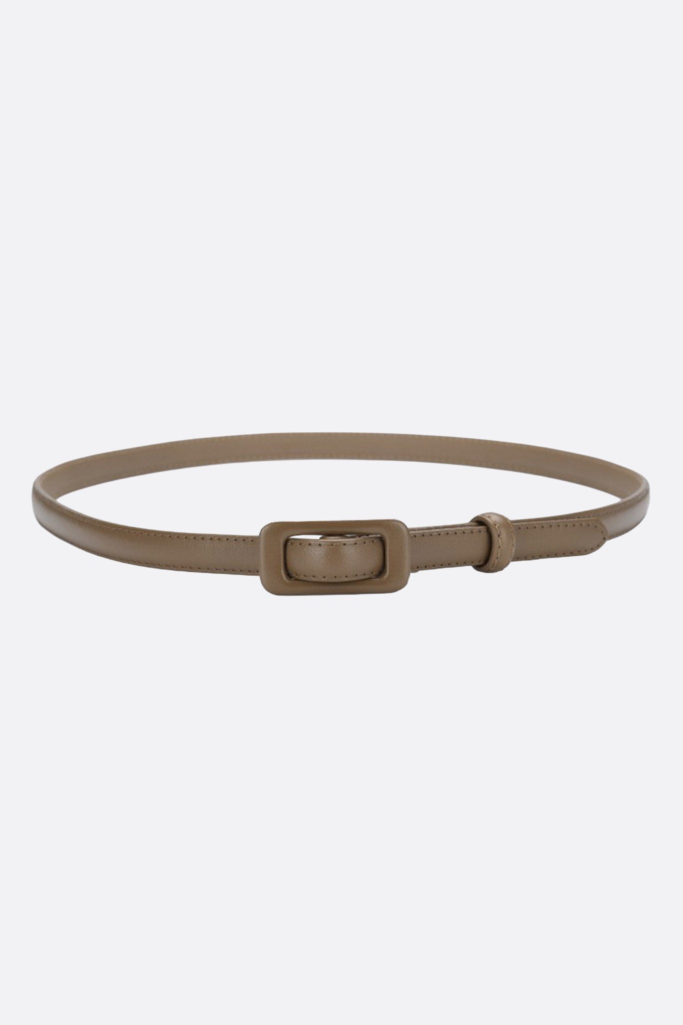 Ceinture fine taupe à boucle rectangulaire gainée, parfaite pour affiner la silhouette avec élégance.