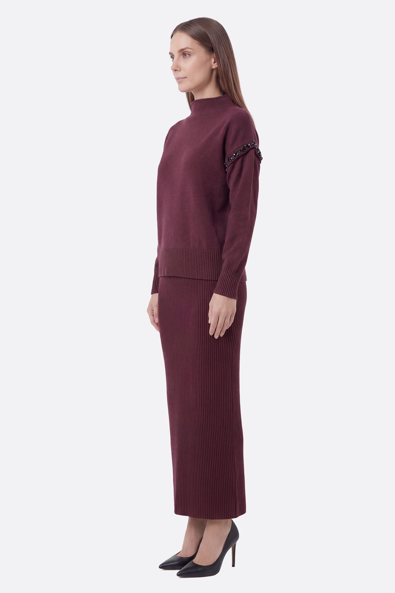 Perspective alternative de l'ensemble bordeaux en maille, jupe longue et pull à col montant, parfait pour un look chic au...
