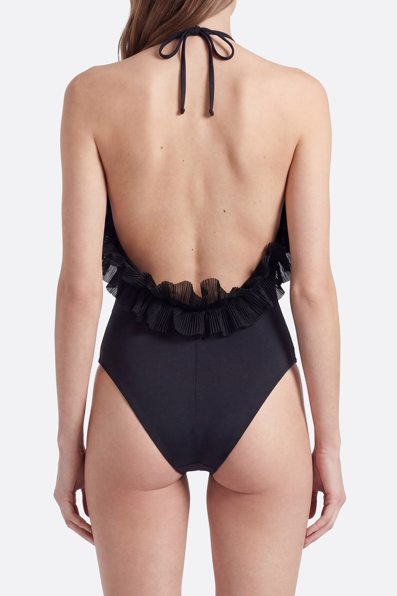
Aperçu des volants d'un maillot de bain une pièce noir, idéal pour une allure chic lors des baignades estivales.



