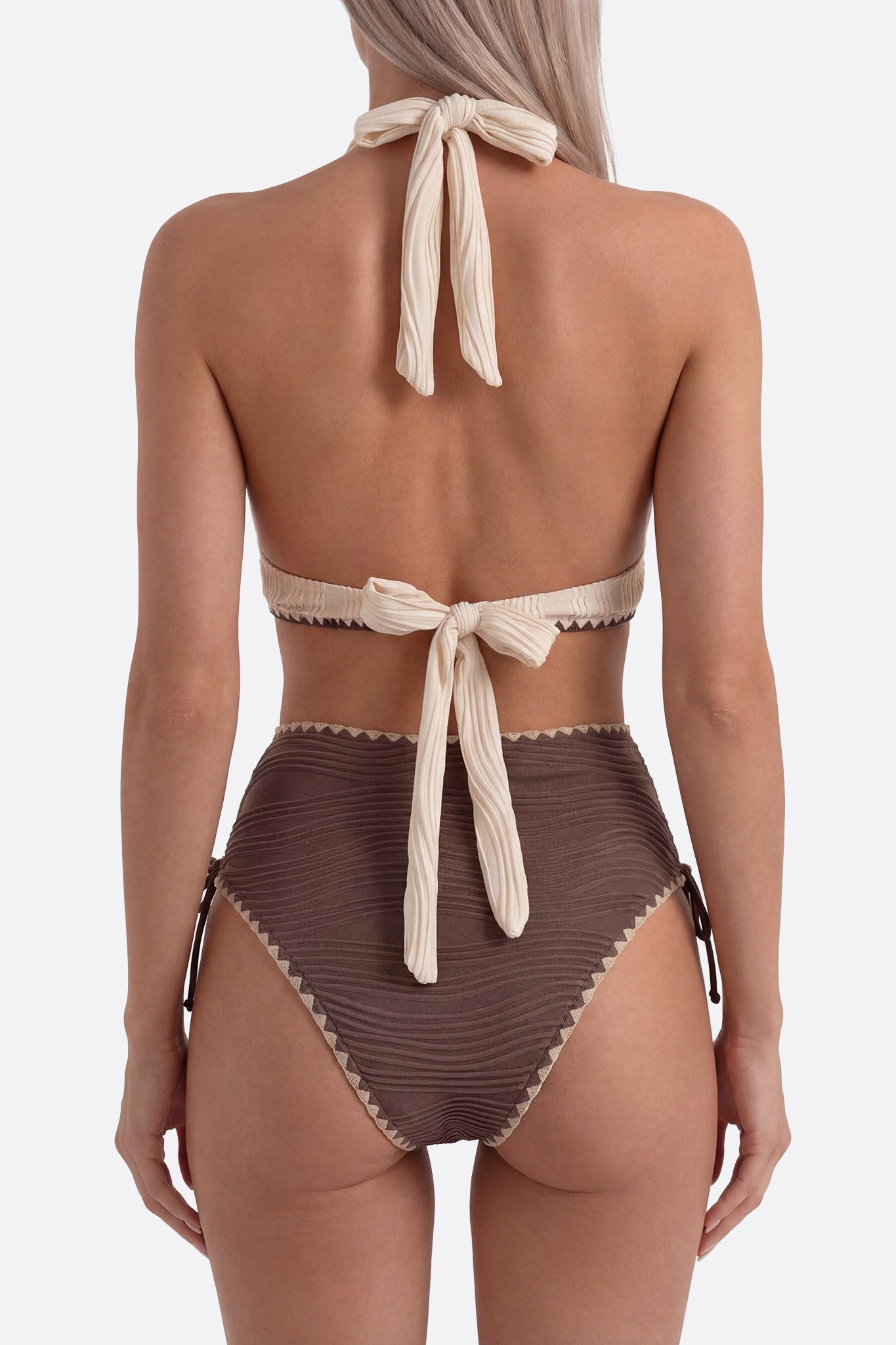 Strukturierter beige-brauner Damen-Bikini mit hohem Bund, ideal für entspannte Tage am Strand oder im Freibad.