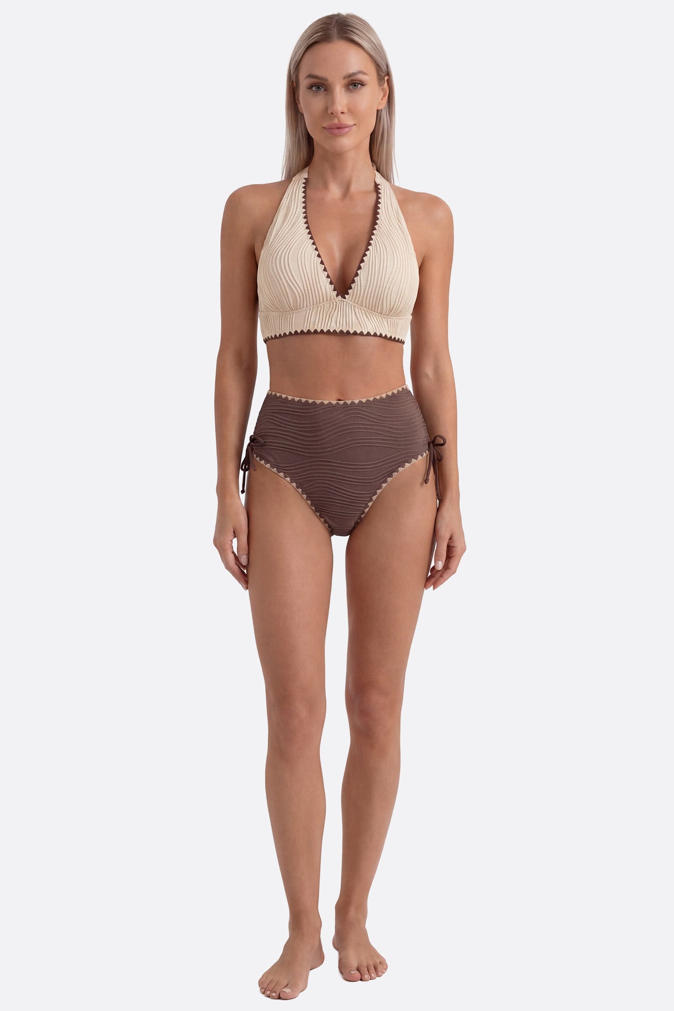 Beige und brauner hochtaillierter Damen-Bikini aus strukturiertem Material, ideal für den Strand oder den Pool.