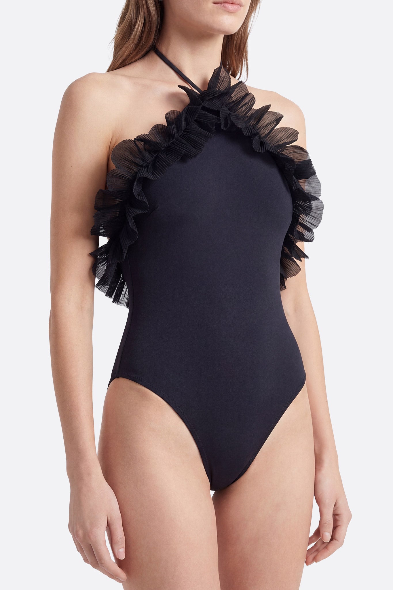 
Aspect latéral d'un maillot de bain une pièce noir aux volants, élégant pour des moments de baignade raffinés et chics.




