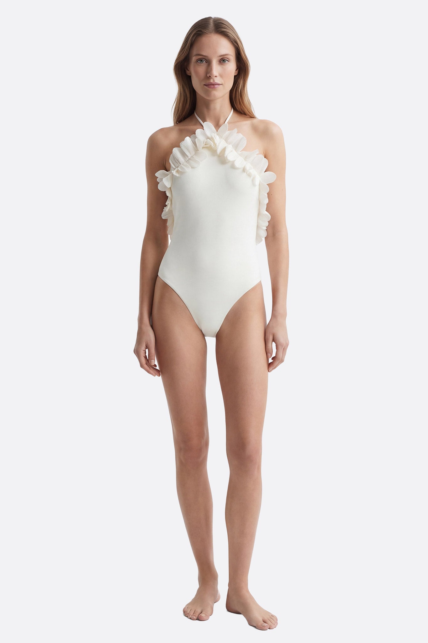 
Maillot de bain une pièce blanc ivoire à volants texturés, idéal pour une journée en bord de mer ou une piscine chic.



