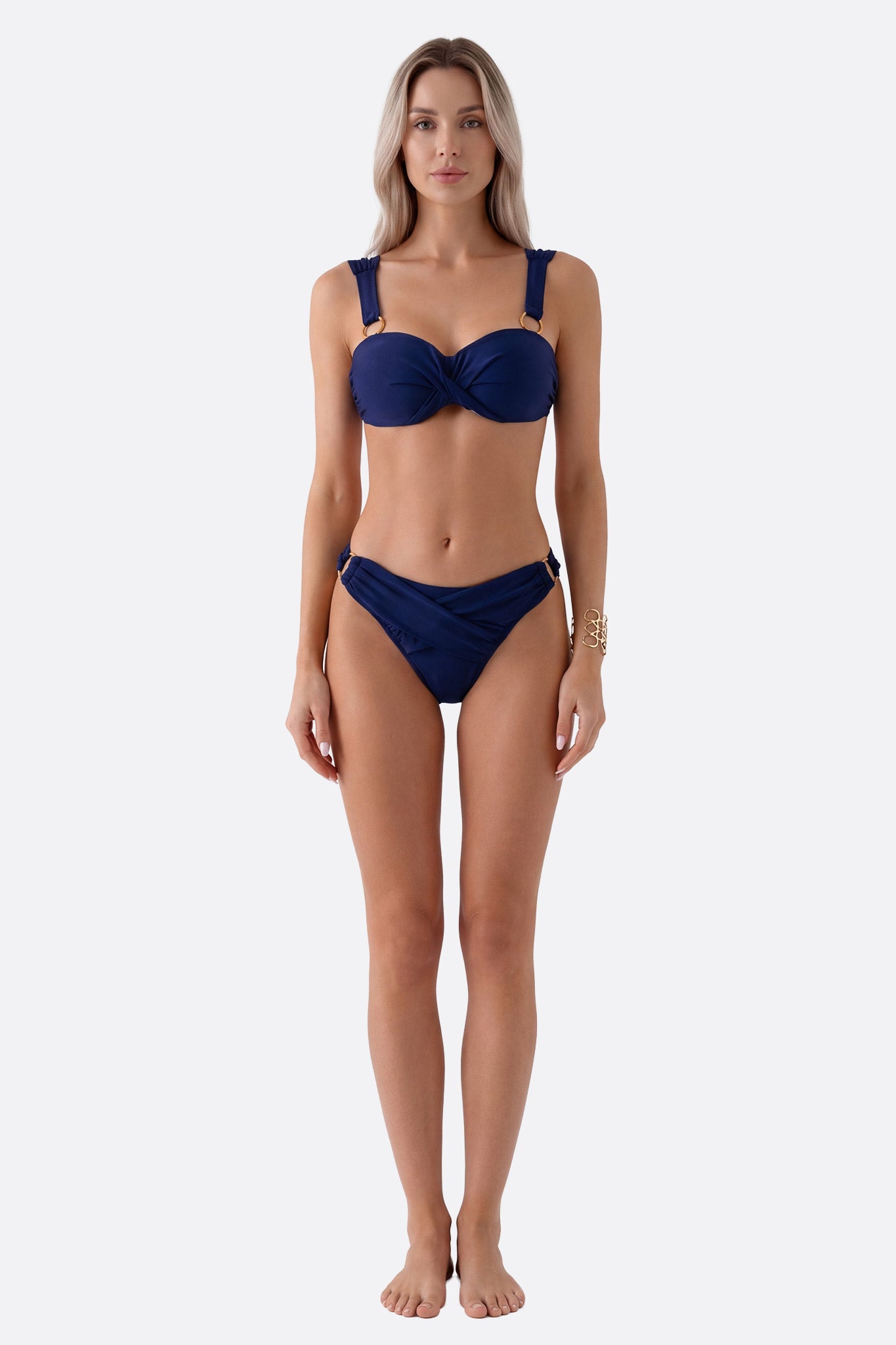 
Détail d'un maillot de bain deux-pièces en bleu nuit à anneaux, parfait pour des journées élégantes au bord de la piscine.



