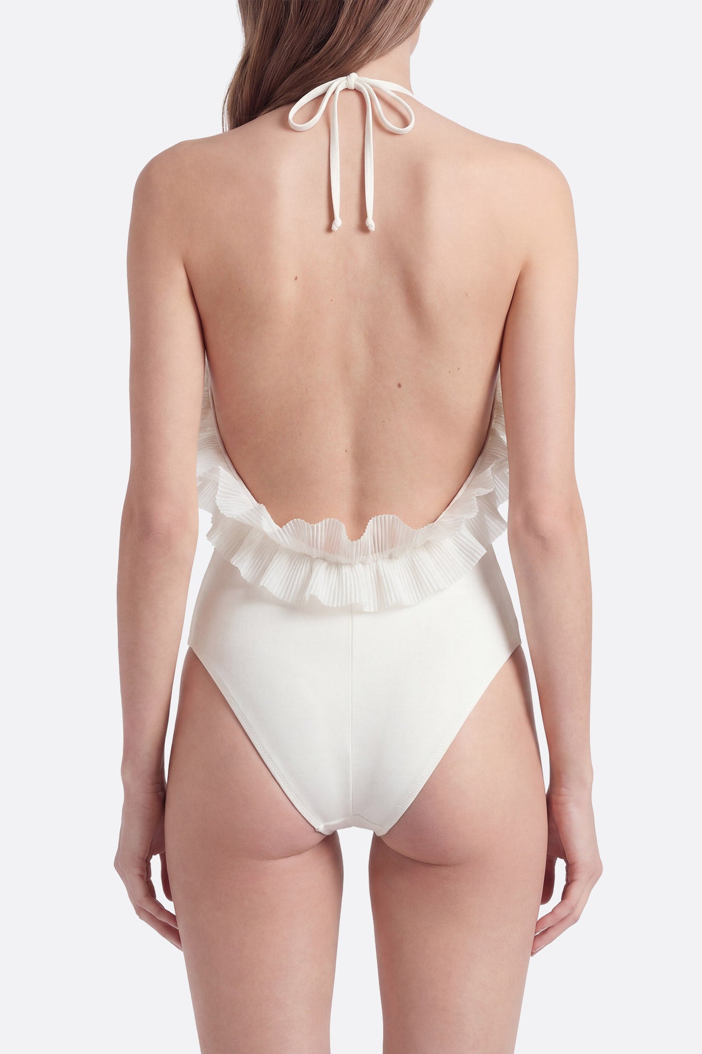 
Détail d'un maillot de bain une pièce en ivoire lumineux avec volants texturés, parfait pour une escapade estivale chic.



