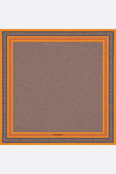 
Carré de soie 90 cm aux motifs Ombres d'orient, révélant une texture luxueuse et une palette harmonieuse pour un style...



