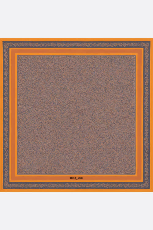 
Carré de soie 90 cm aux motifs Ombres d'orient, révélant une texture luxueuse et une palette harmonieuse pour un style...



