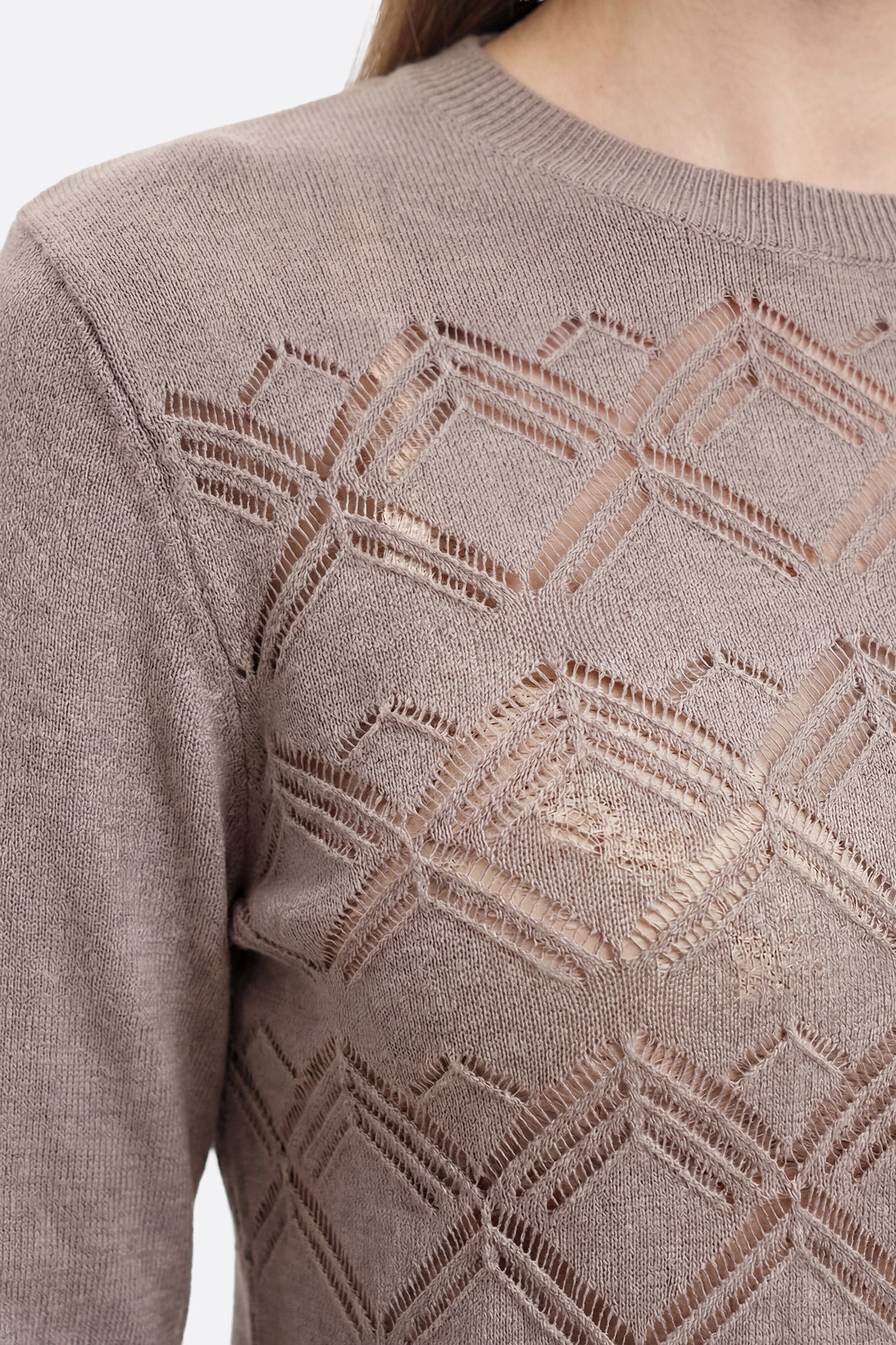 Pull mit geometrischem Lochmuster in Taupe