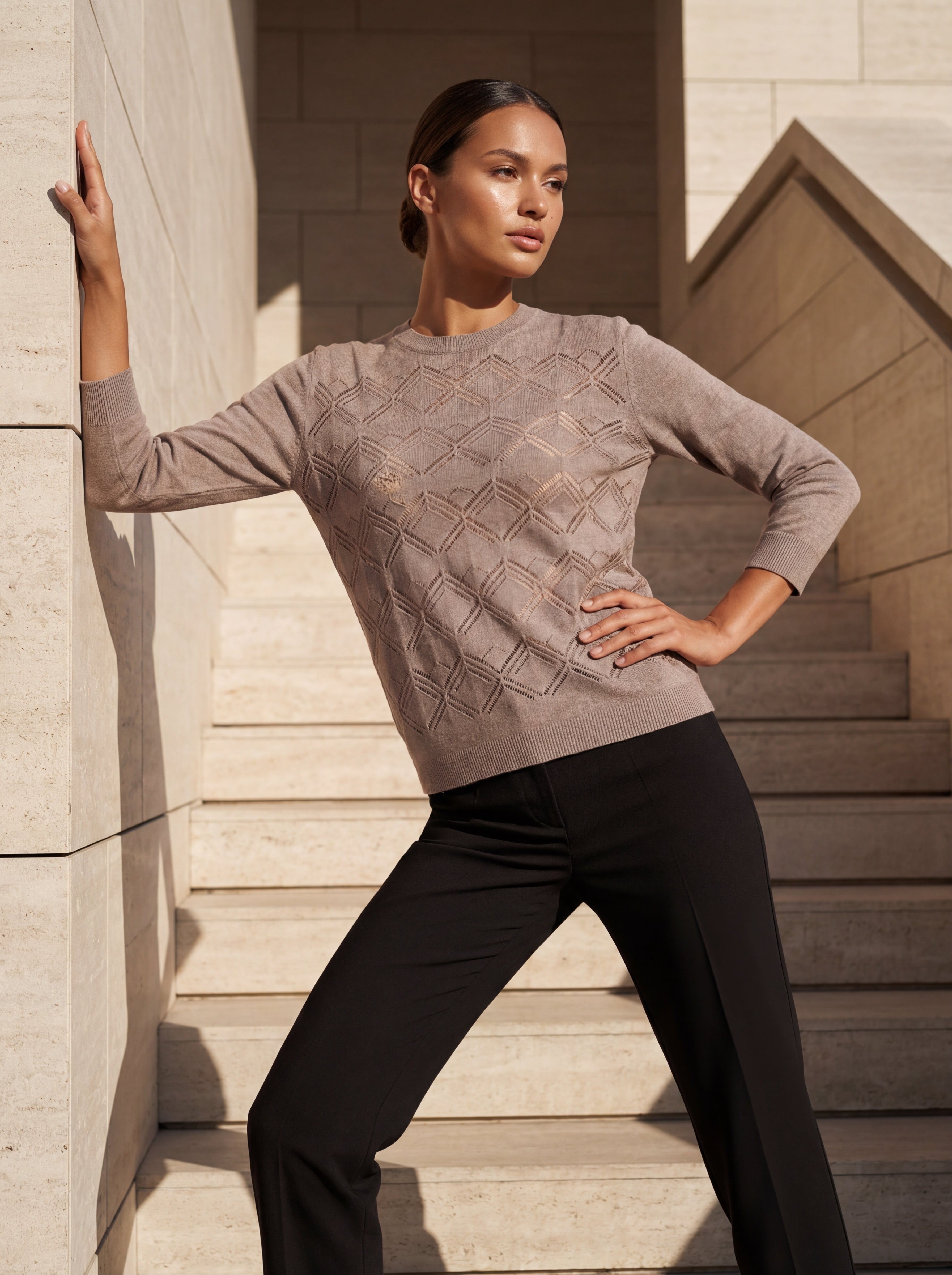 Pull mit geometrischem Lochmuster in Taupe