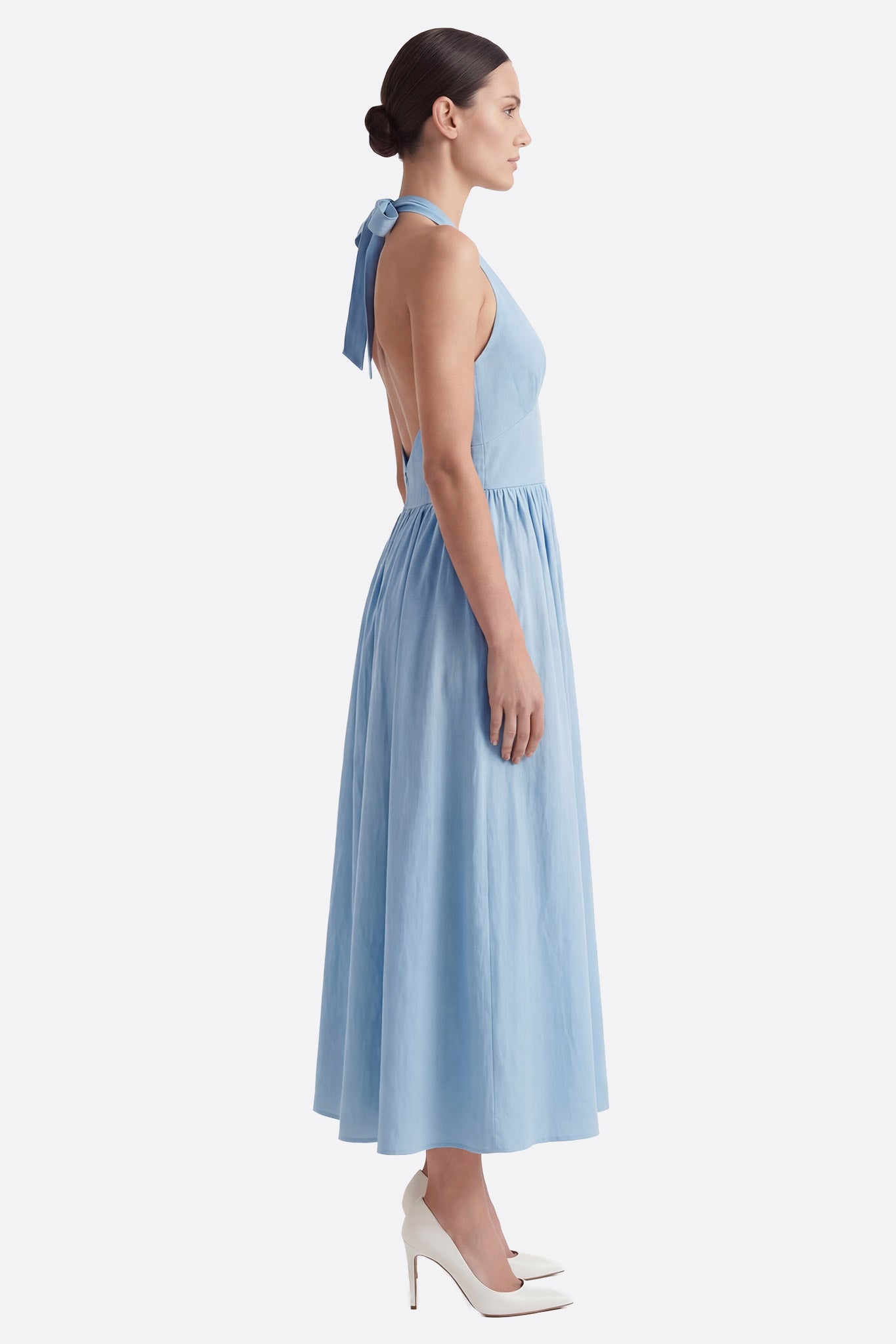 Robe midi dos nu en coton bleue pastel à taille structurée