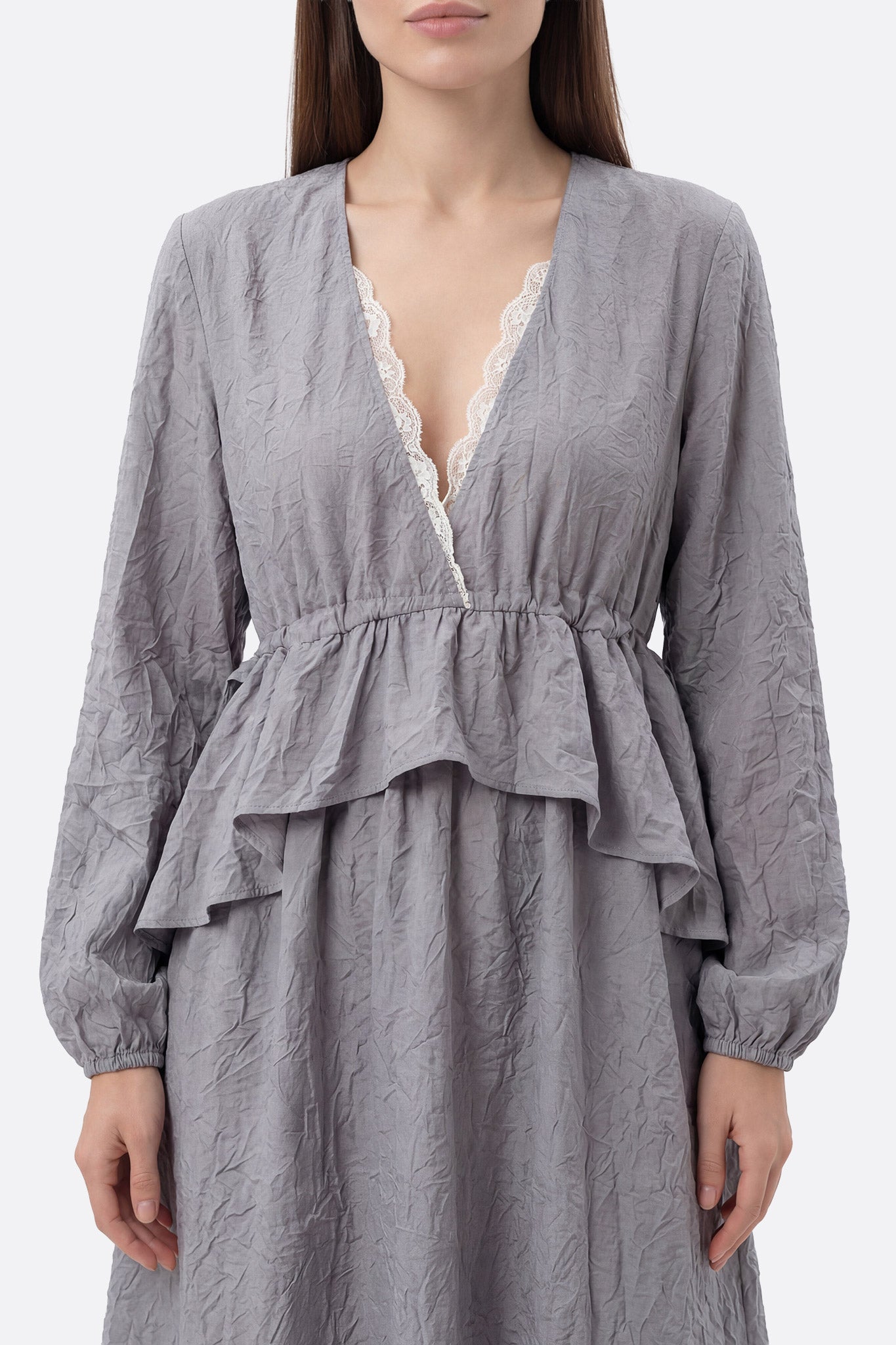 Robe midi plissée grise à taille ajustable et décolleté v
