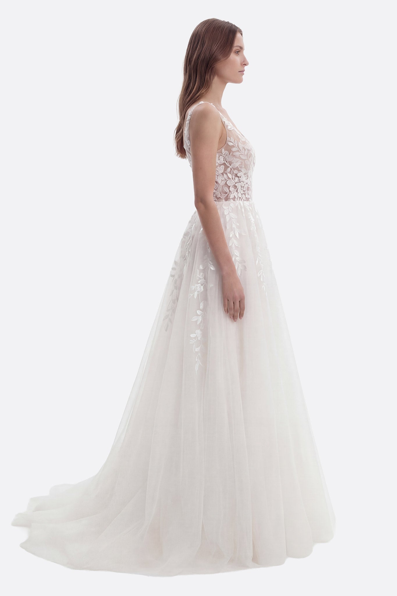 
Détail du décolleté en V de la robe de mariée en tulle avec dentelle florale, parfaite pour un mariage élégant.



