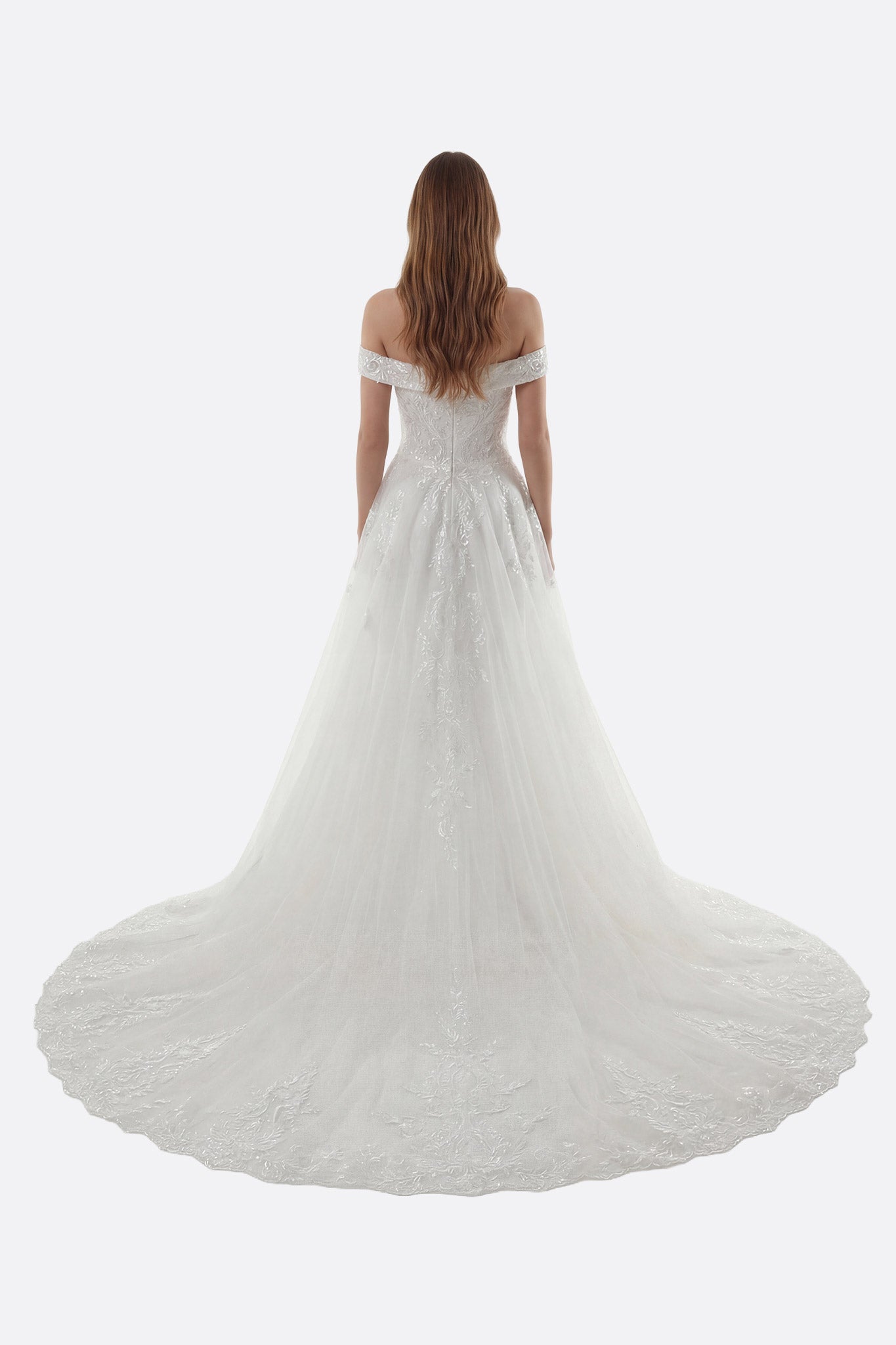 
Vue alternative de la robe de mariée sirène, mettant en avant la coupe ajustée et la délicate traîne amovible.



