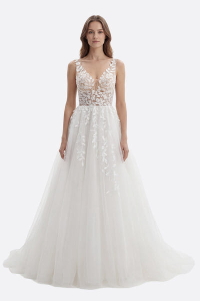 
Robe de mariée longue en tulle à décolleté en V, ornée de délicates dentelles florales pour un look romantique.



