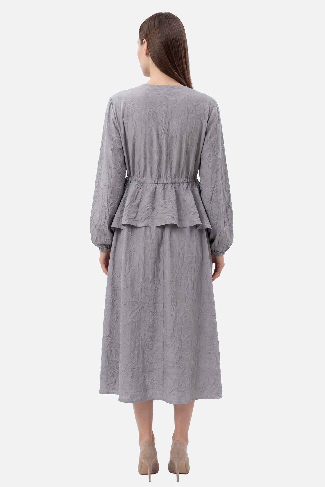 
Robe midi plissée grise à taille ajustable et décolleté v



