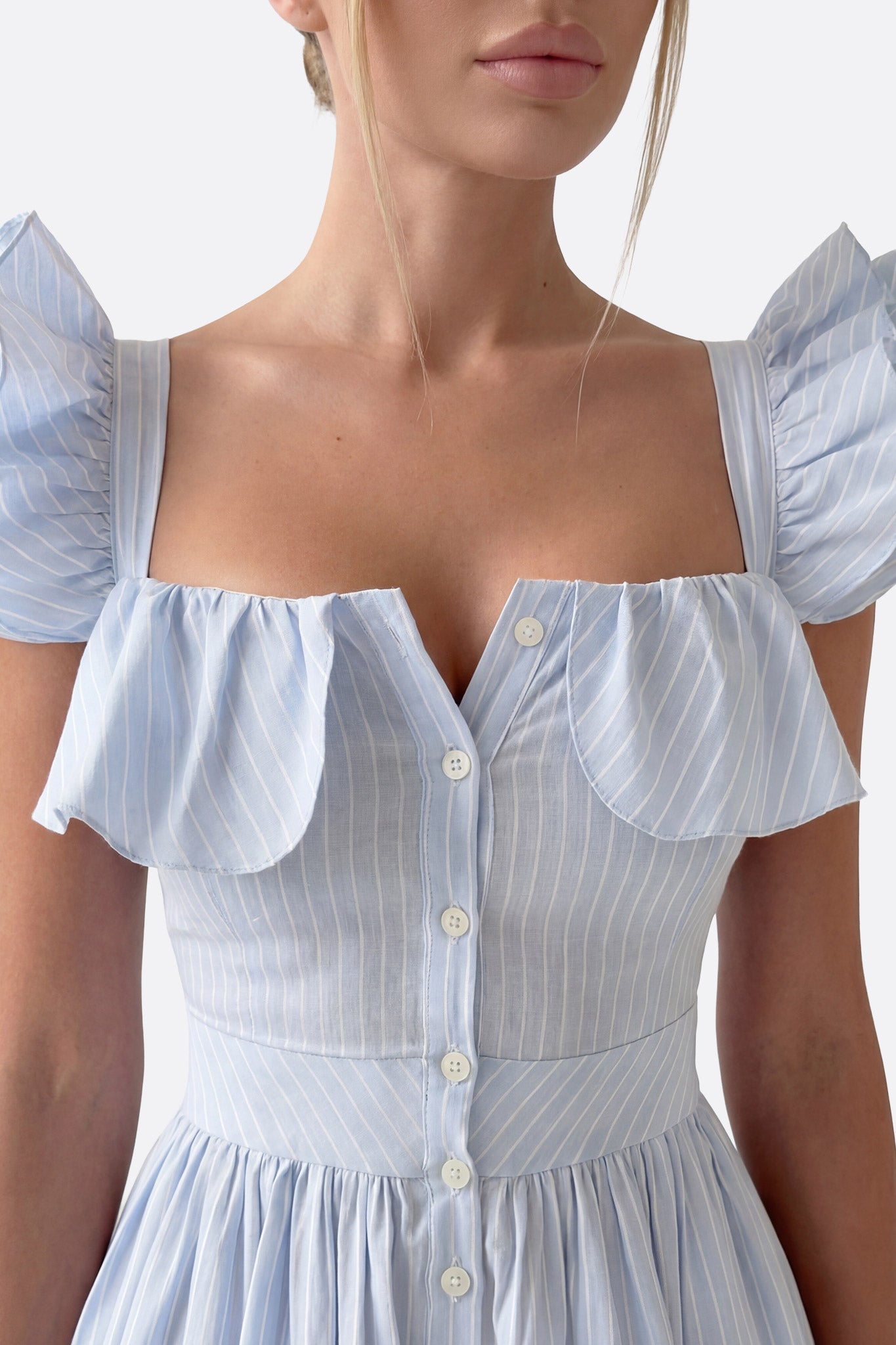 Robe midi rayée bleue à volants et boutonnage central