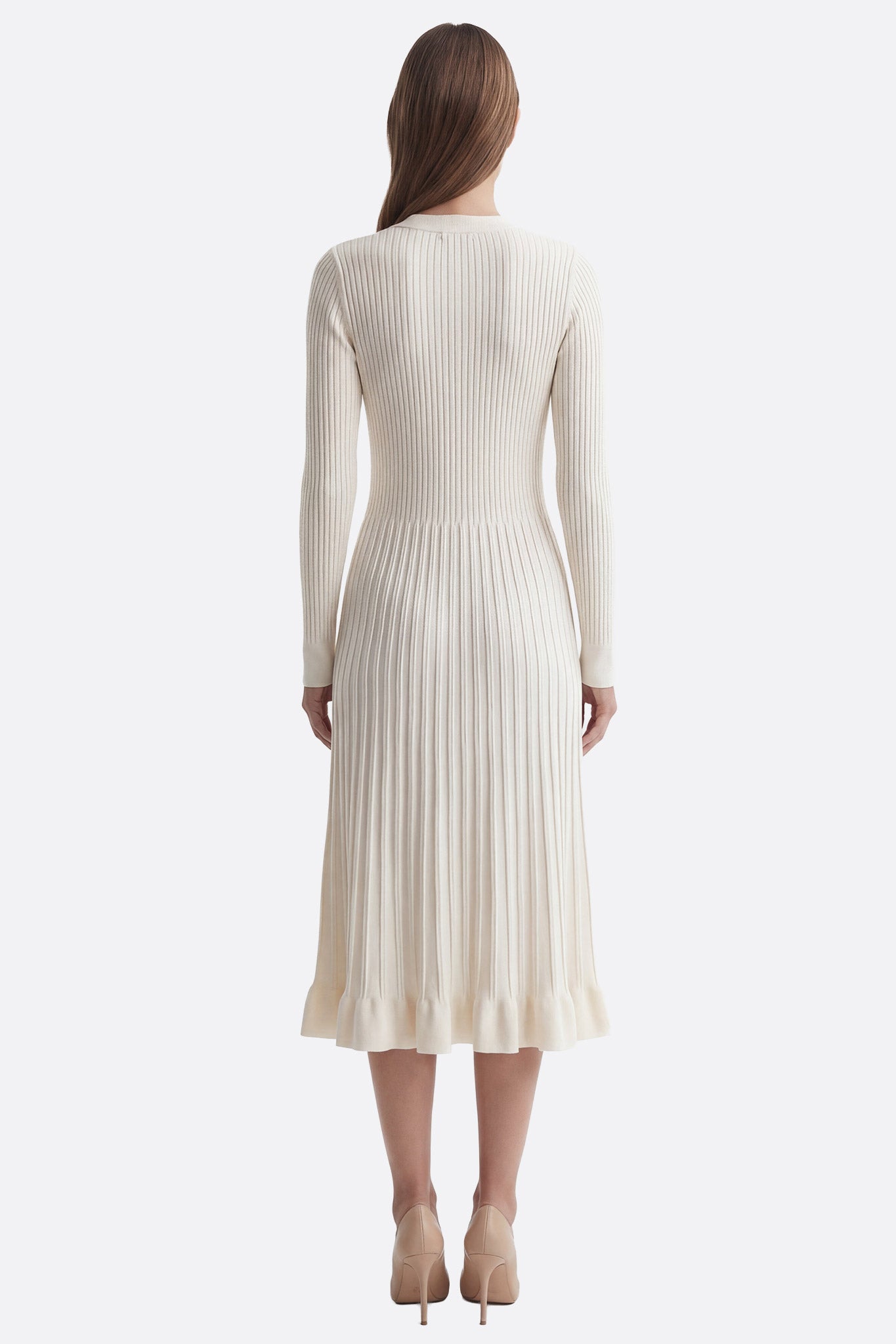 
Aperçu latéral de la robe mi-longue en maille ivoire, soulignant son col en V et la texture côtelée pour un look chic.



