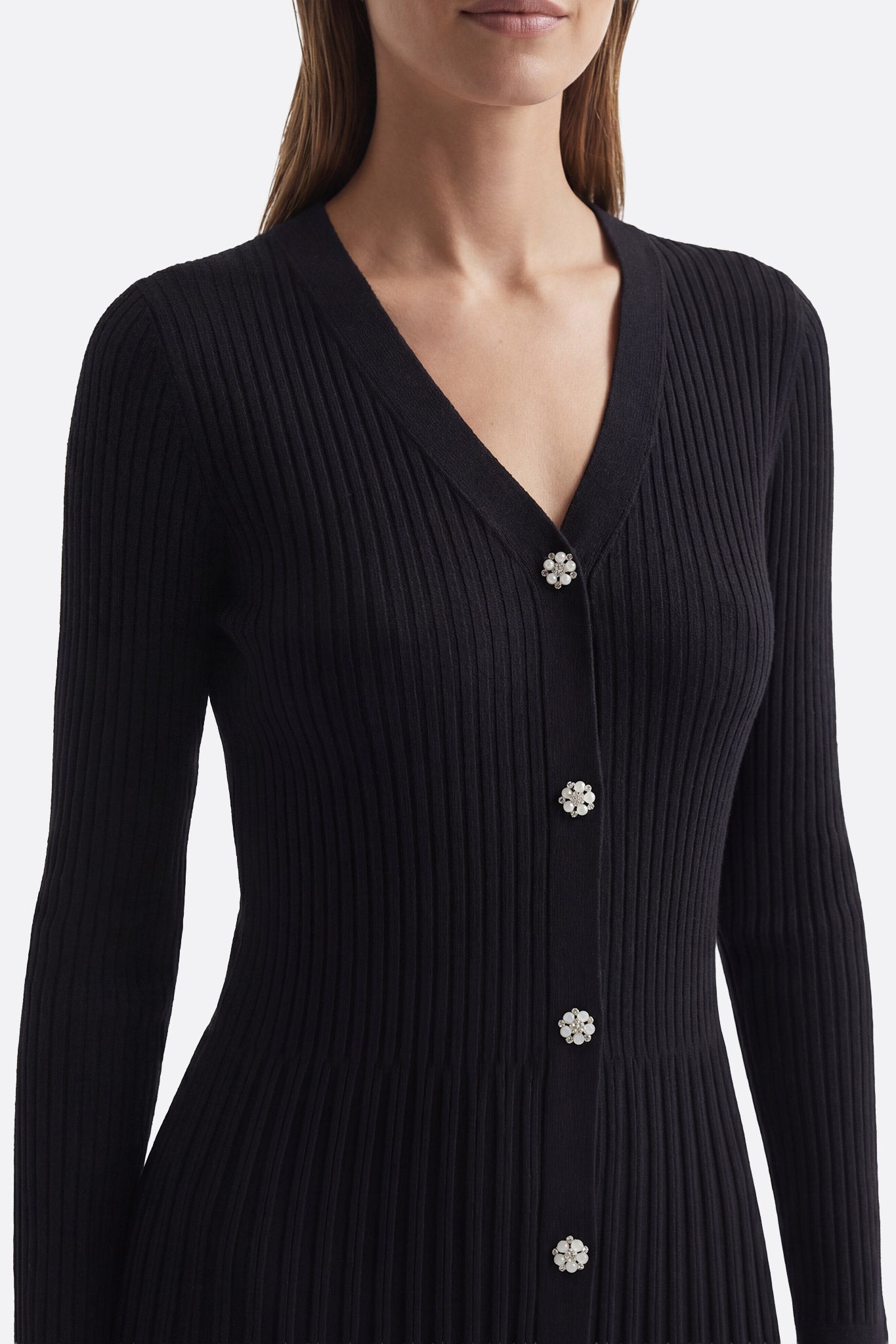 Schwarzes Midikleid aus gerippter Strickware mit V-Ausschnitt, ideal für elegante Anlässe und vielseitige Kombinationen.