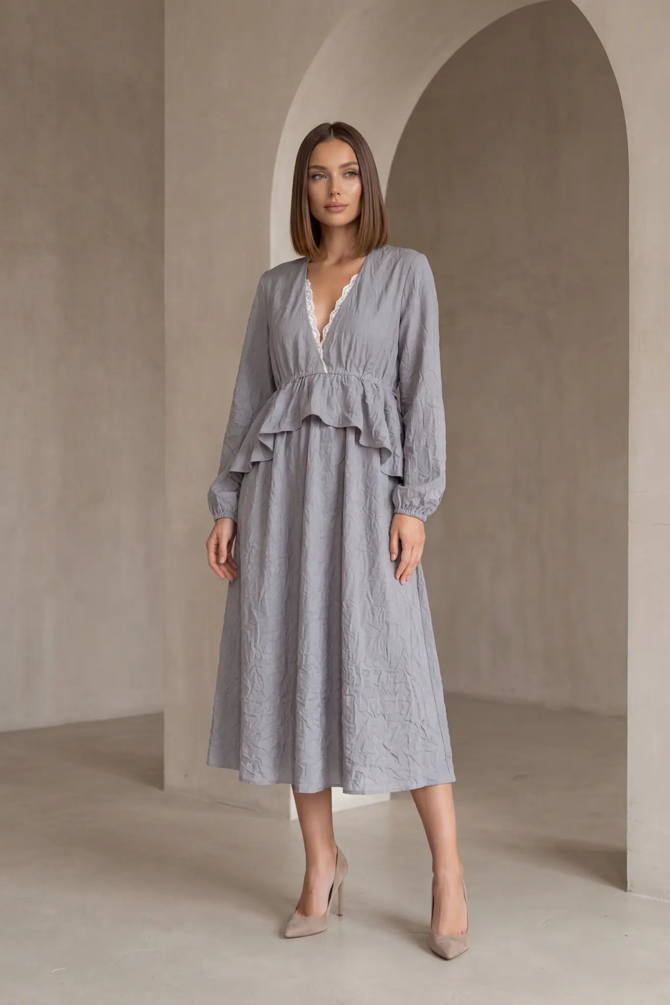 
Robe midi plissée grise à taille ajustable et décolleté v



