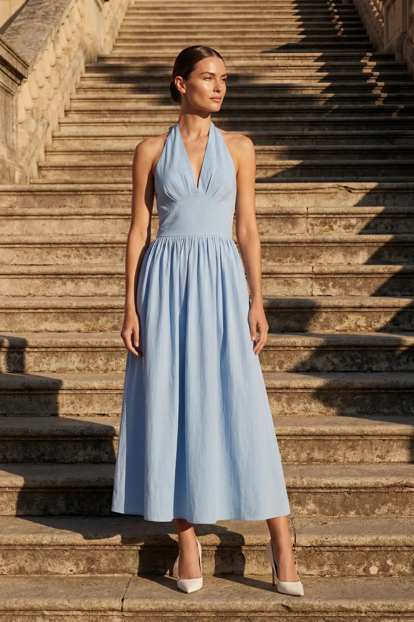 Robe midi dos nu en coton bleue pastel à taille structurée