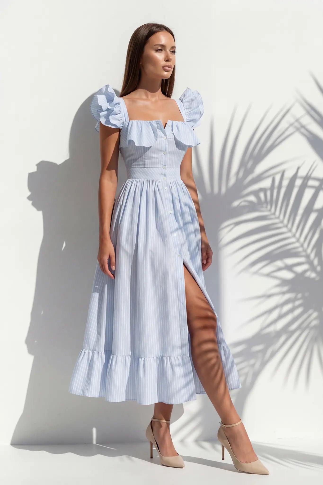 Robe midi rayée bleue à volants et boutonnage central