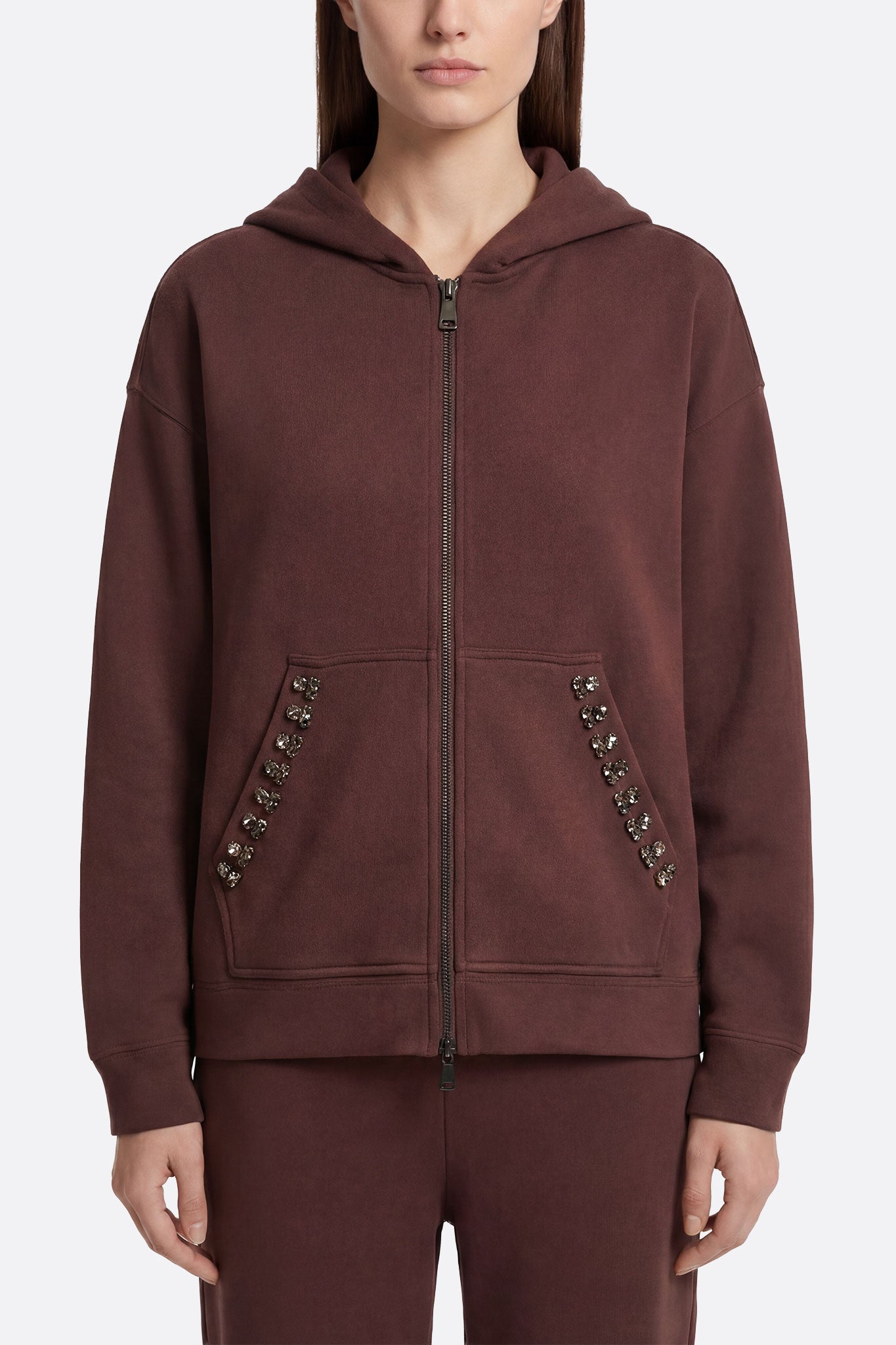 Conjunto marrón de pantalón y blusa con cristales facetados, diseño chic y contemporáneo, perfecto para un estilo casual...