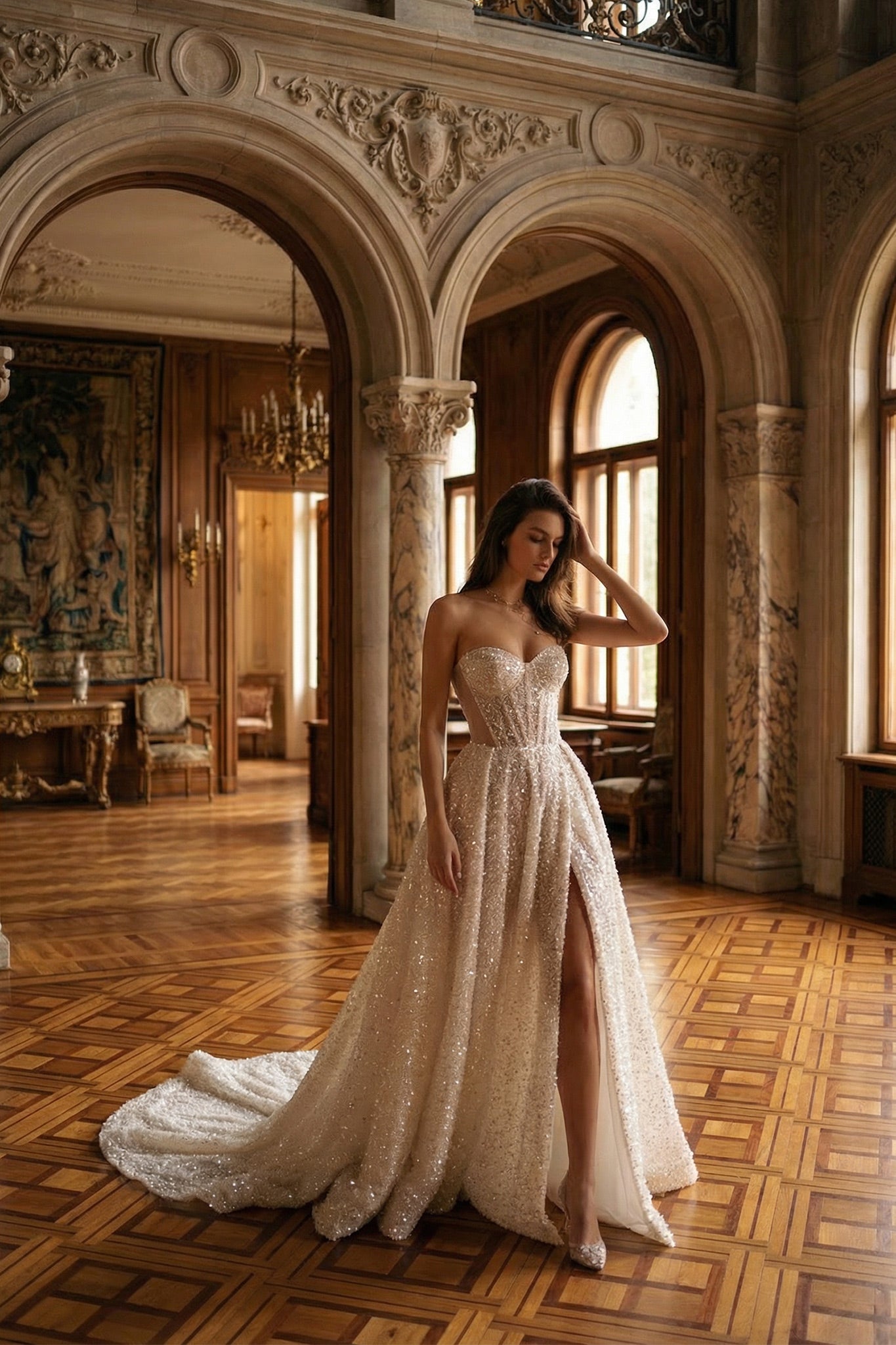 
Robe de mariée bustier Sorene perlée à fente haute



