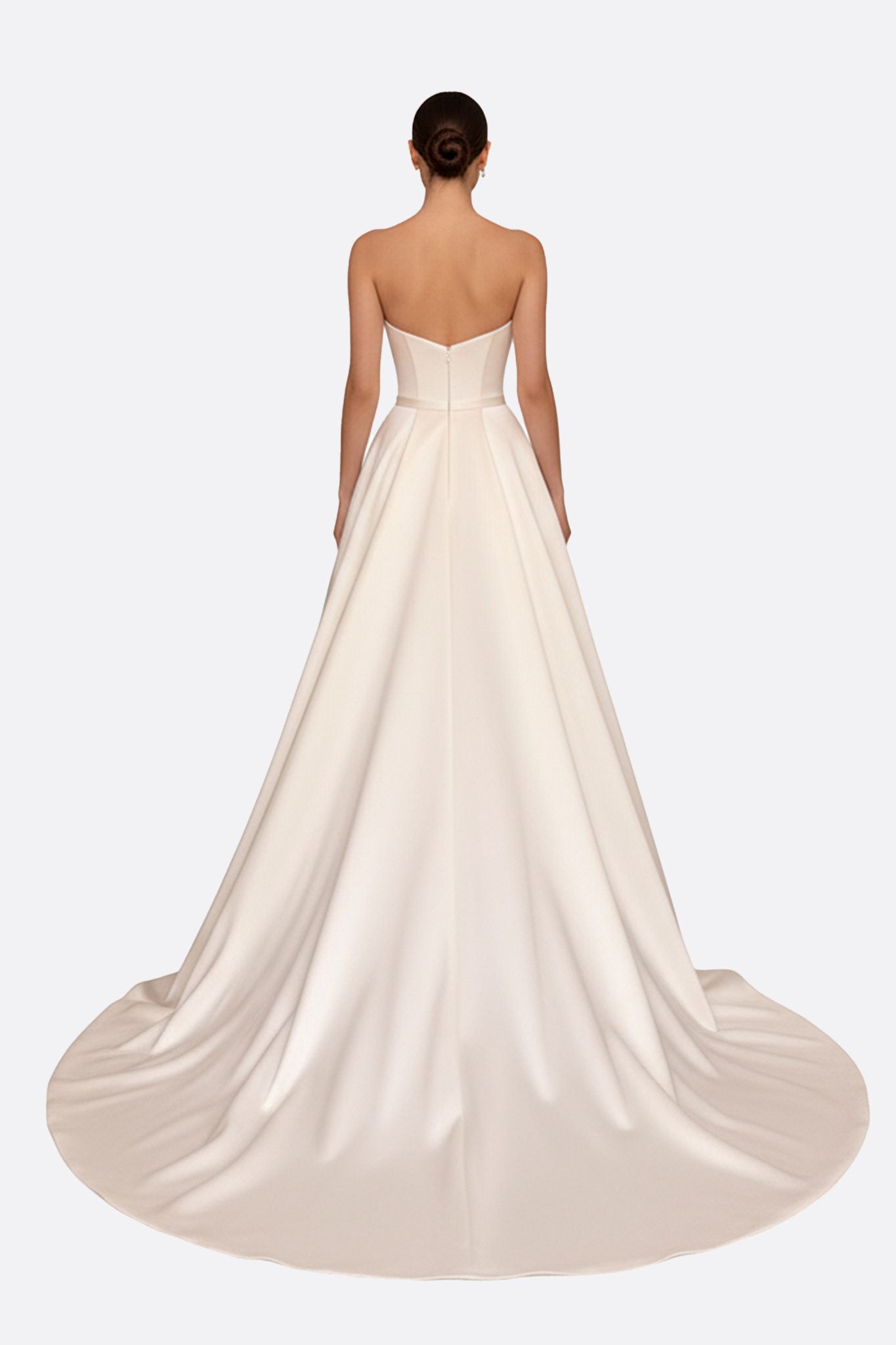 Vista alternativa de un vestido de novia largo blanco con bustier y traîne, destacando la elegancia de su diseño y la...