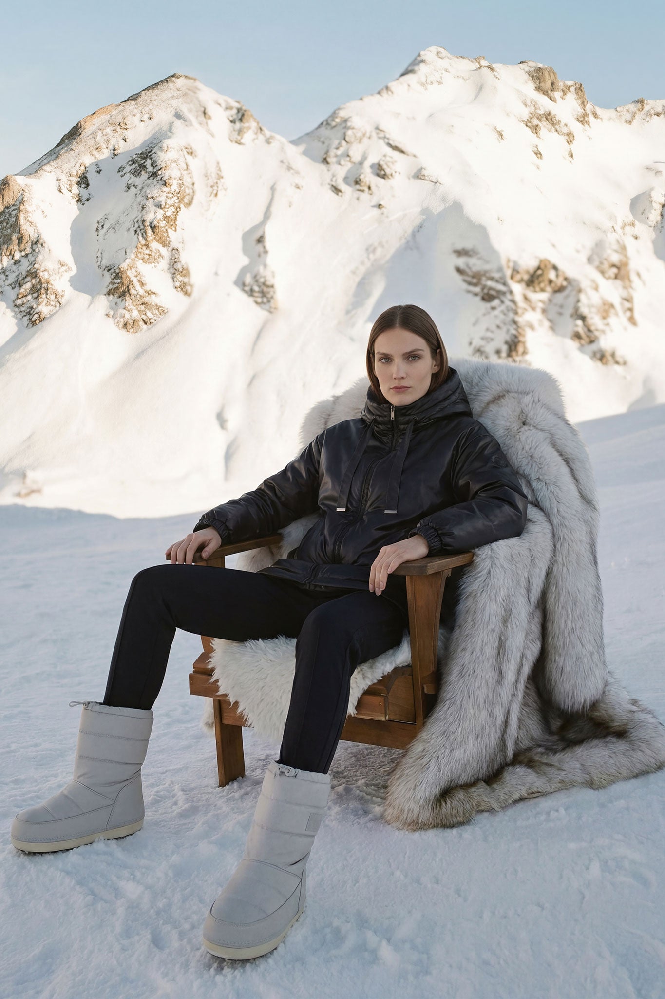 
Doudoune noire matelassée à capuche, vue de dos mettant en avant la texture satinée et les liens ajustables raffinés.




