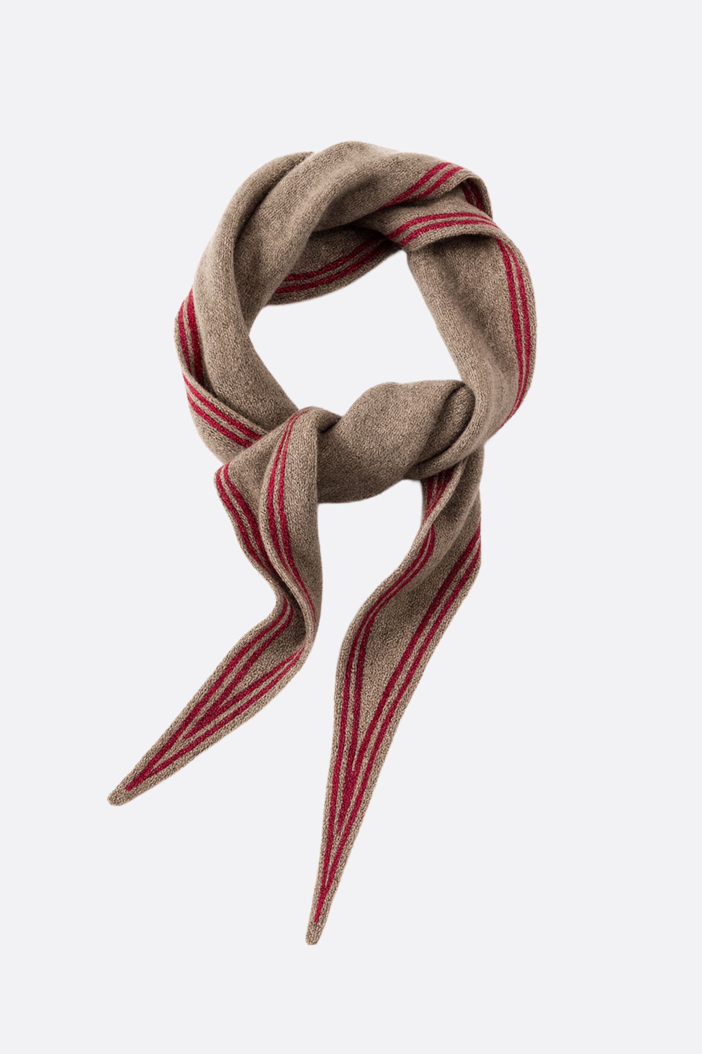 
Foulard raffiné en cachemire marron, délicatement rehaussé de lignes rouges, idéal pour ajouter une touche d'élégance.



