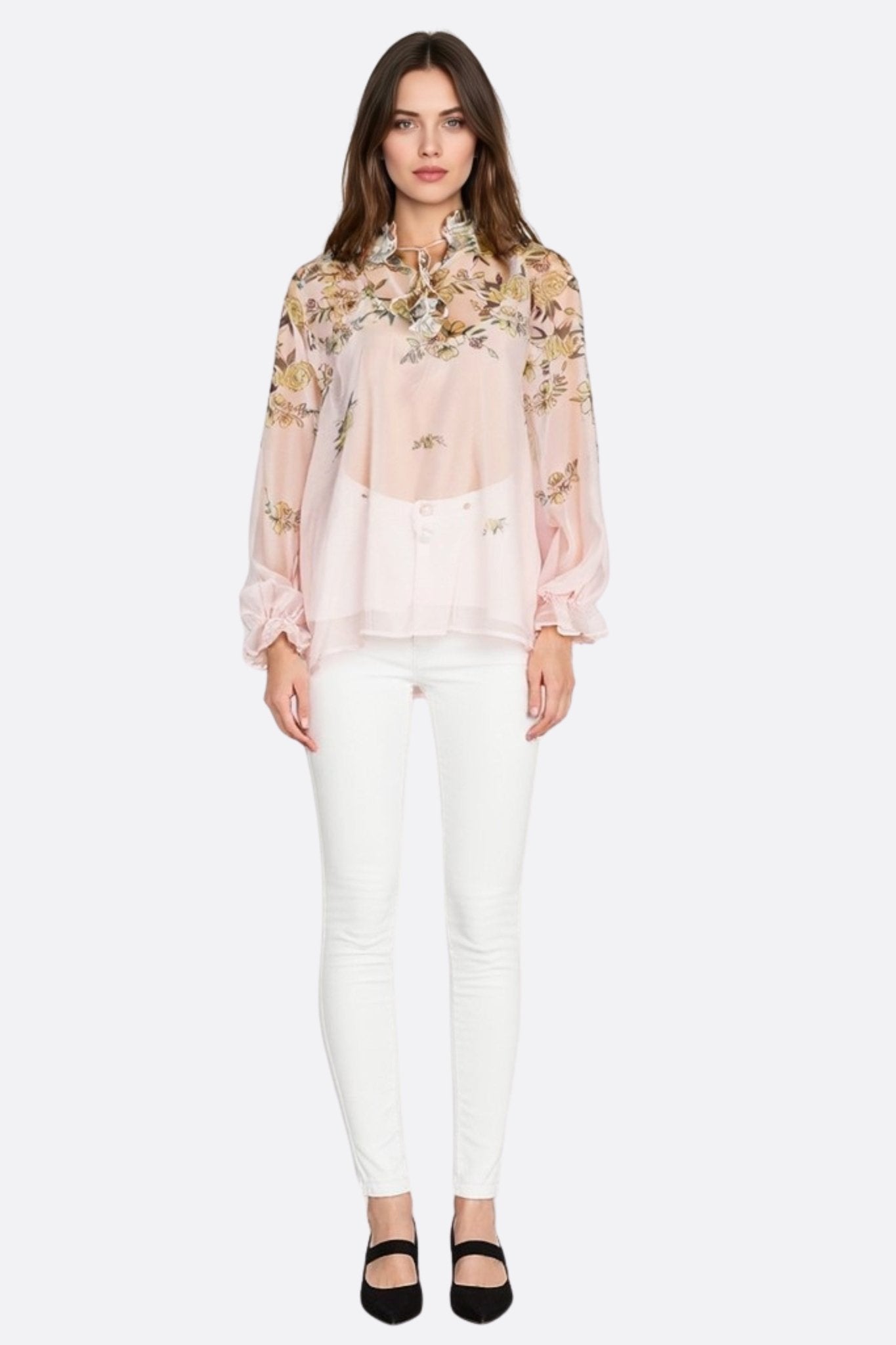 
Zoom sur les motifs floraux d'une blouse en voile rose pastel, délicate et légère, idéale pour des occasions printanières...




