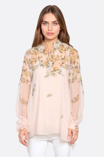 
Blouse en voile léger rose pastel à fleurs, parfaite pour une sortie estivale ou un rendez-vous chic en ville.



