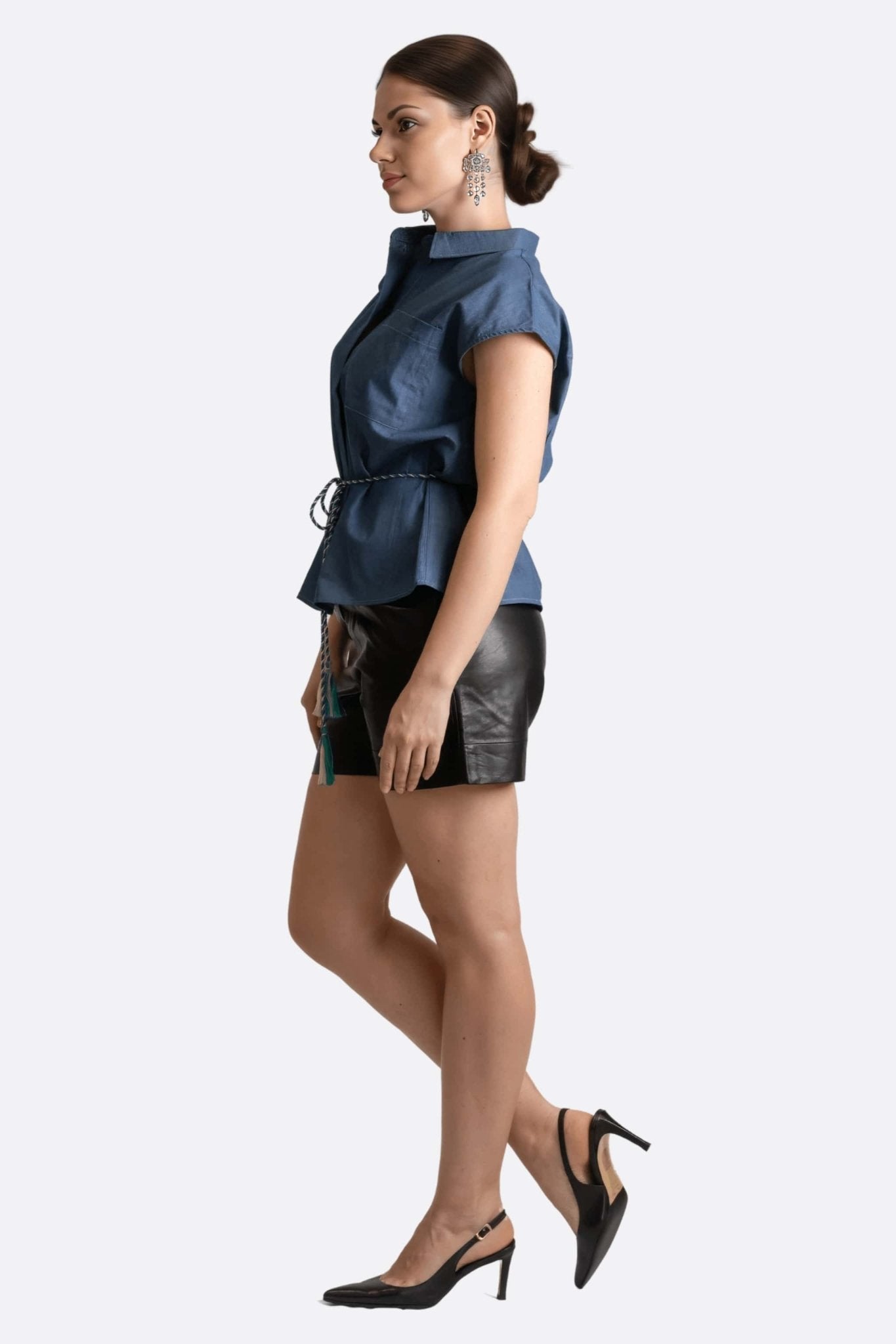 Particolare della blouse in denim blu senza maniche con colletto classico e tasca, ideale per un look informale e ricercato.