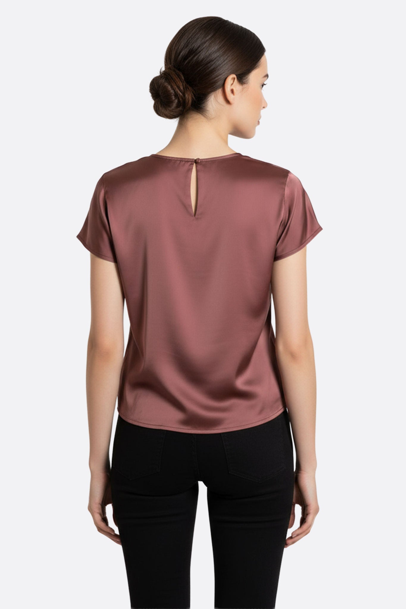 
Texture luxueuse et fronces subtiles de la blouse bordeau, un choix élégant pour des soirées chics ou des événements...



