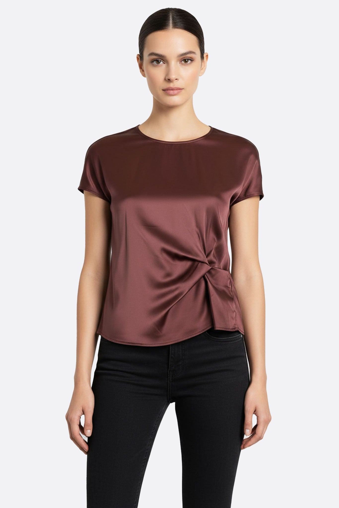 Blouse en satin bordeau avec froncés délicats, parfaite pour une soirée élégante ou une occasion spéciale raffinée.