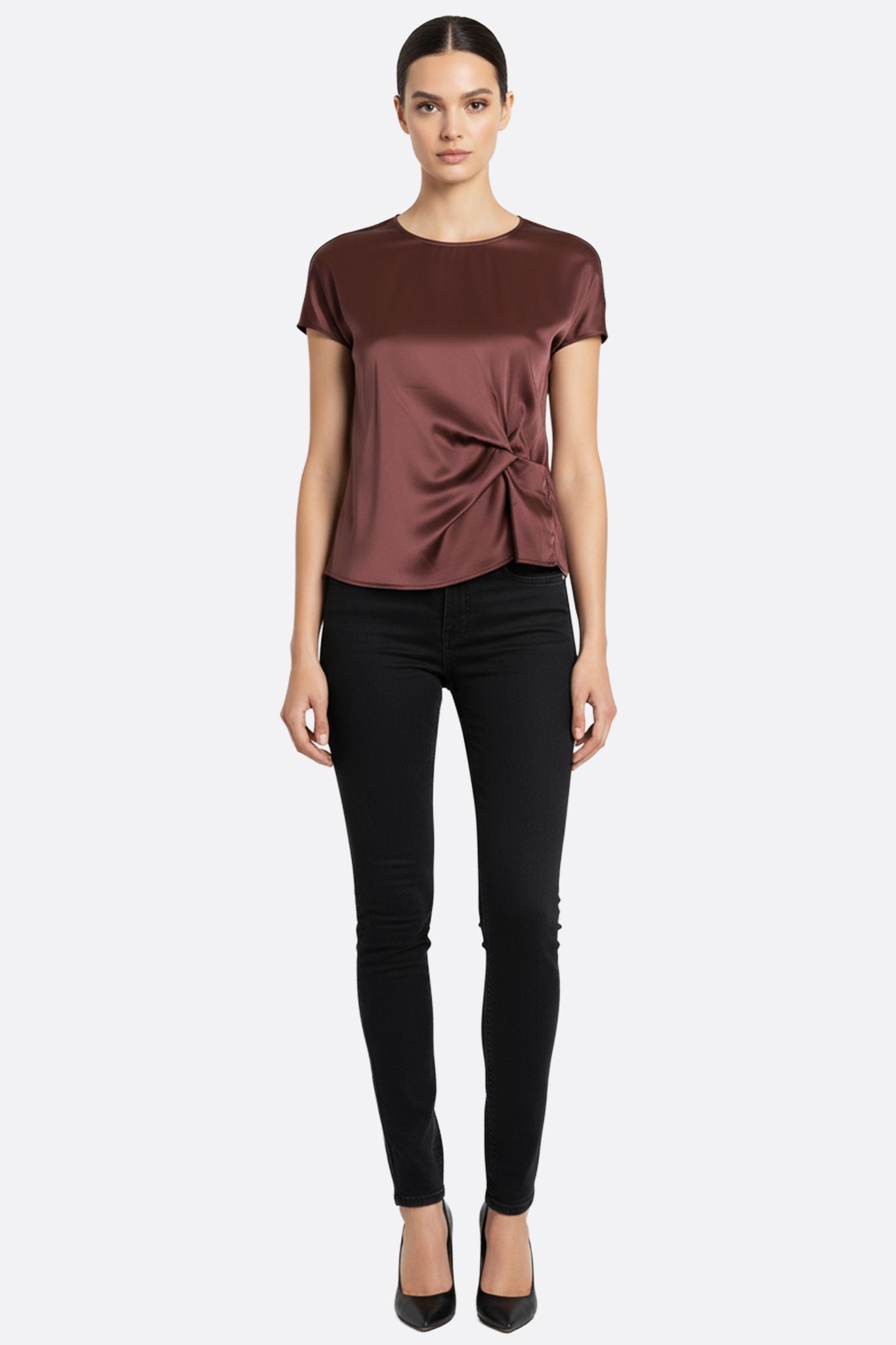 Detailansicht einer schimmernden bordeauxfarbenen Satinbluse mit raffinierten Raffungselementen, ideal für elegante Büro-...