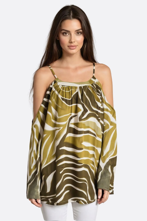 
Blouse verte à motifs zèbre, épaules dénudées, idéale pour sublimer un look chic lors d'une soirée ou d'une journée en ville.



